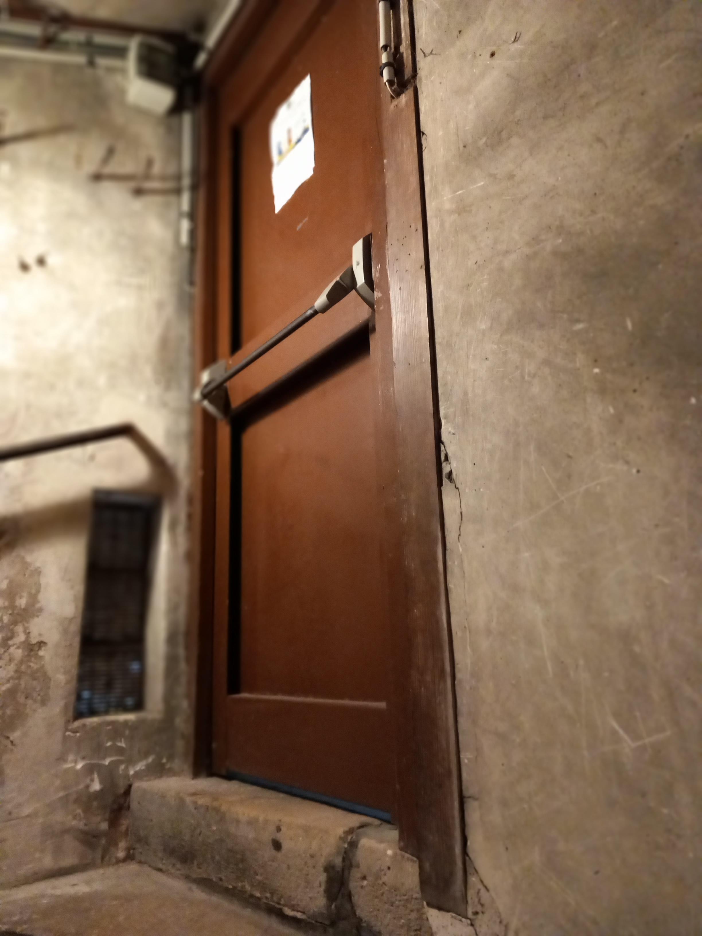 Cave, proche gare dans résidence sécurisée 3 portes