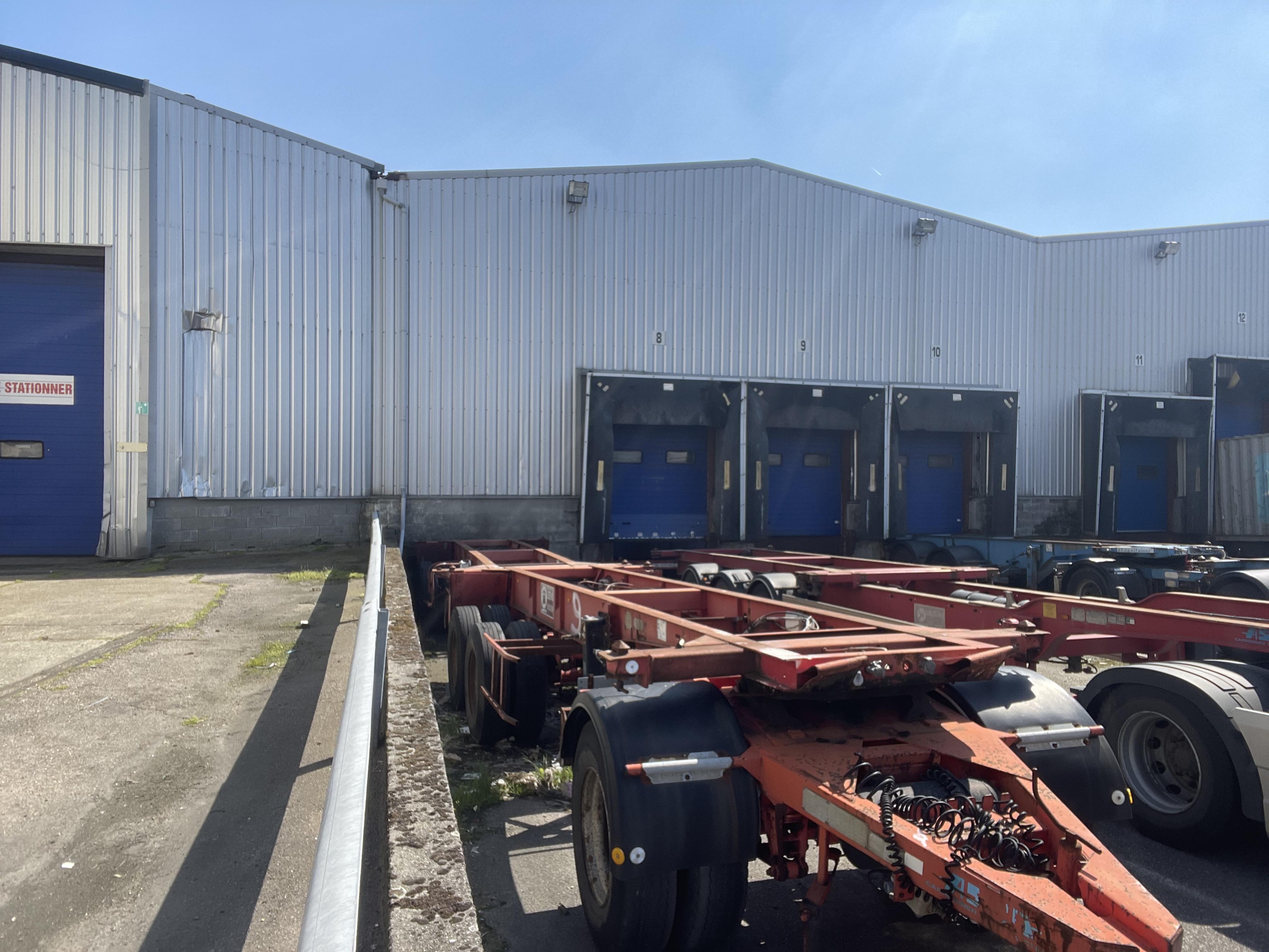 Espace individuel à louer dans un hangar