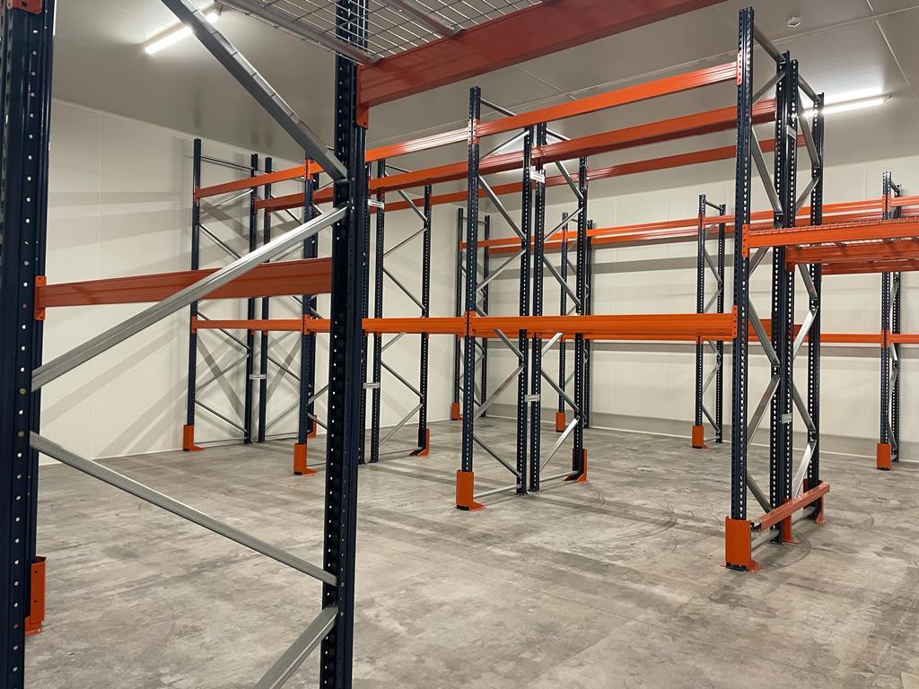 Emplacements de stockage sur racks.