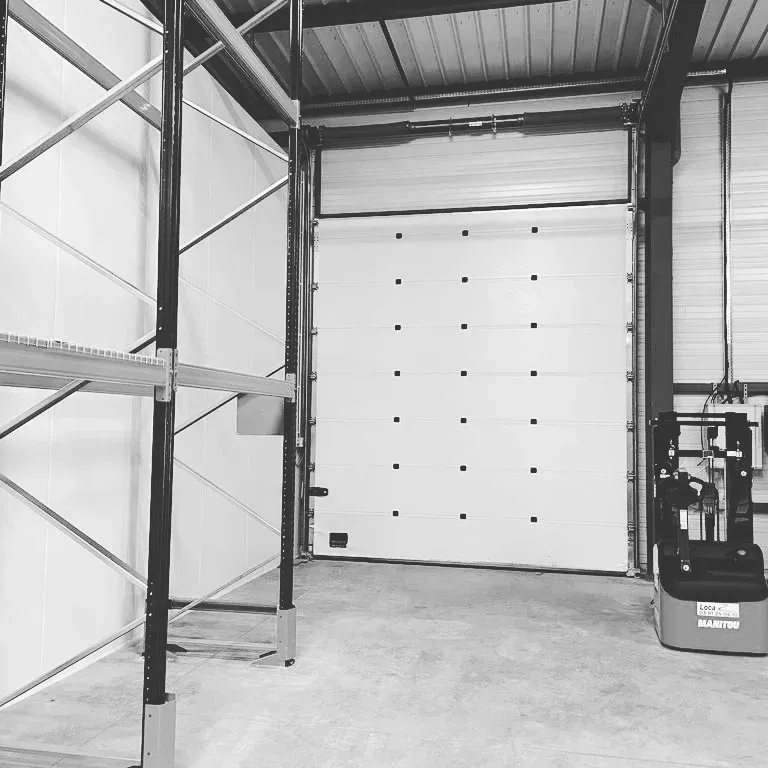 Emplacements de stockage sur racks.