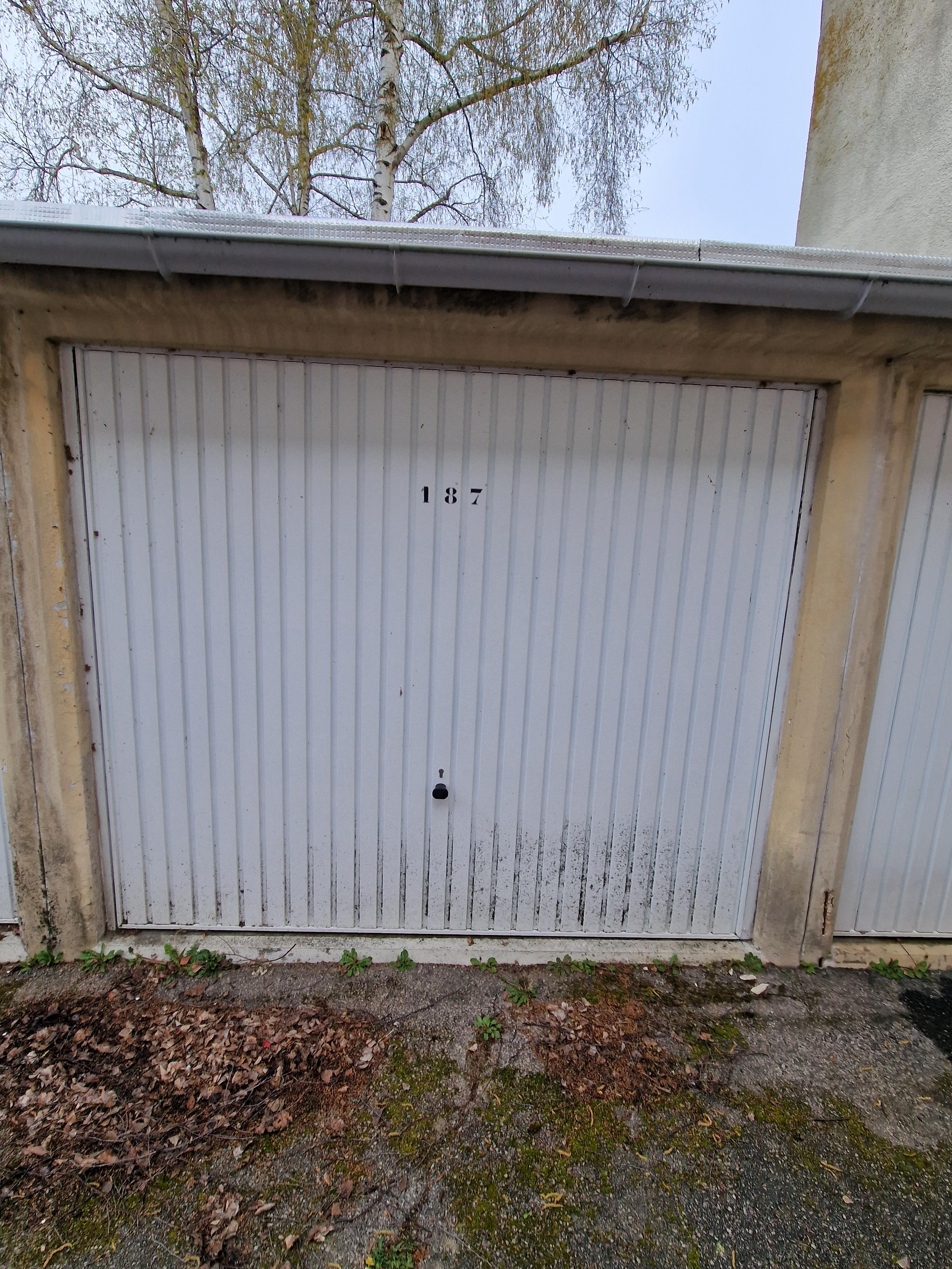 À louer : Box 13 m² - Montigny-Le-Bretonneux