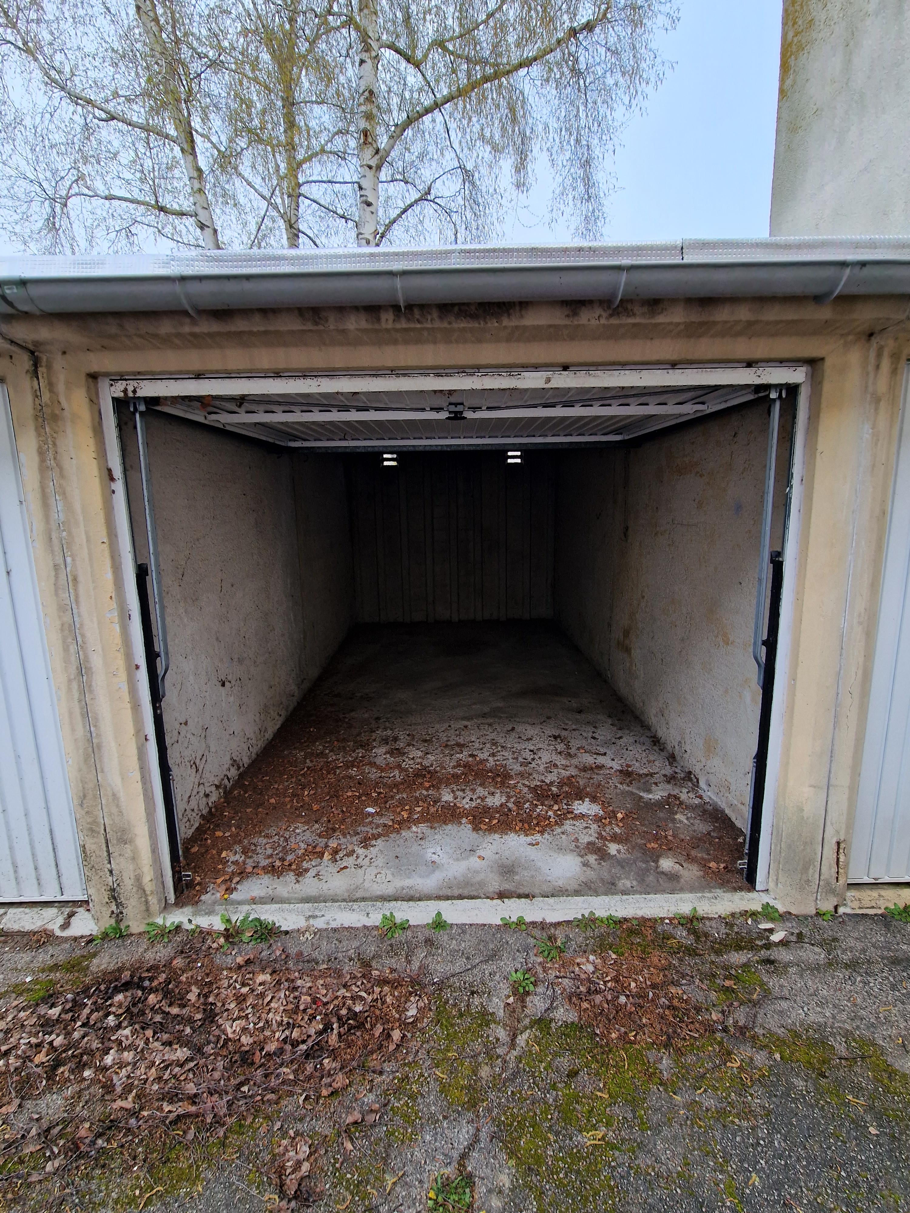 À louer : Box 13 m² - Montigny-Le-Bretonneux