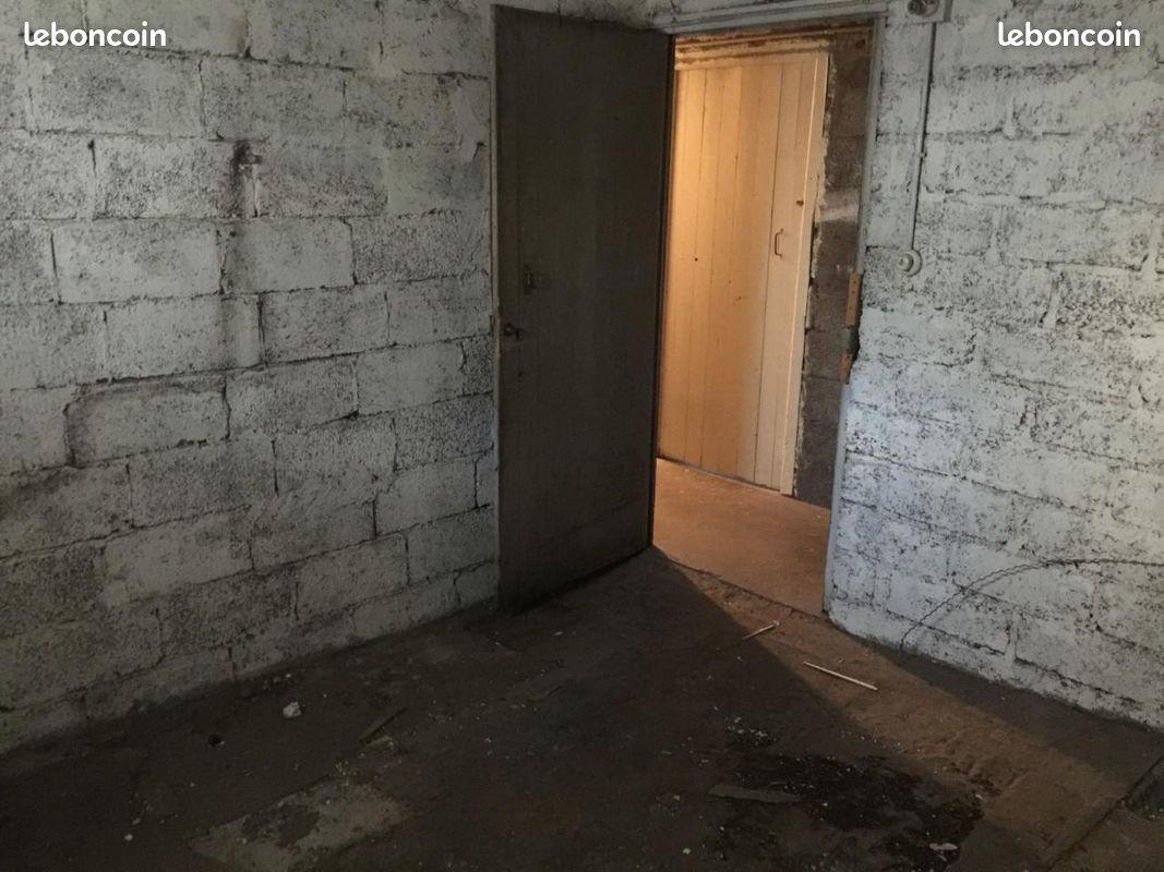 Cave 12m2 avec rangements. De plein pied