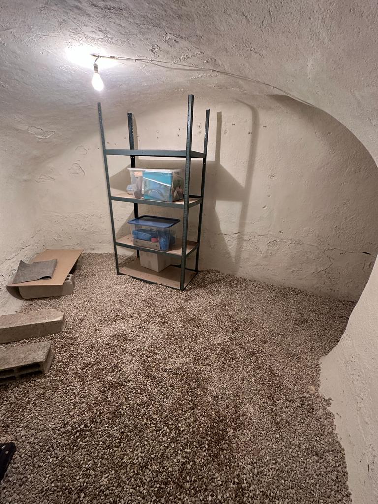 Cave 14m2 - Paris 2eme