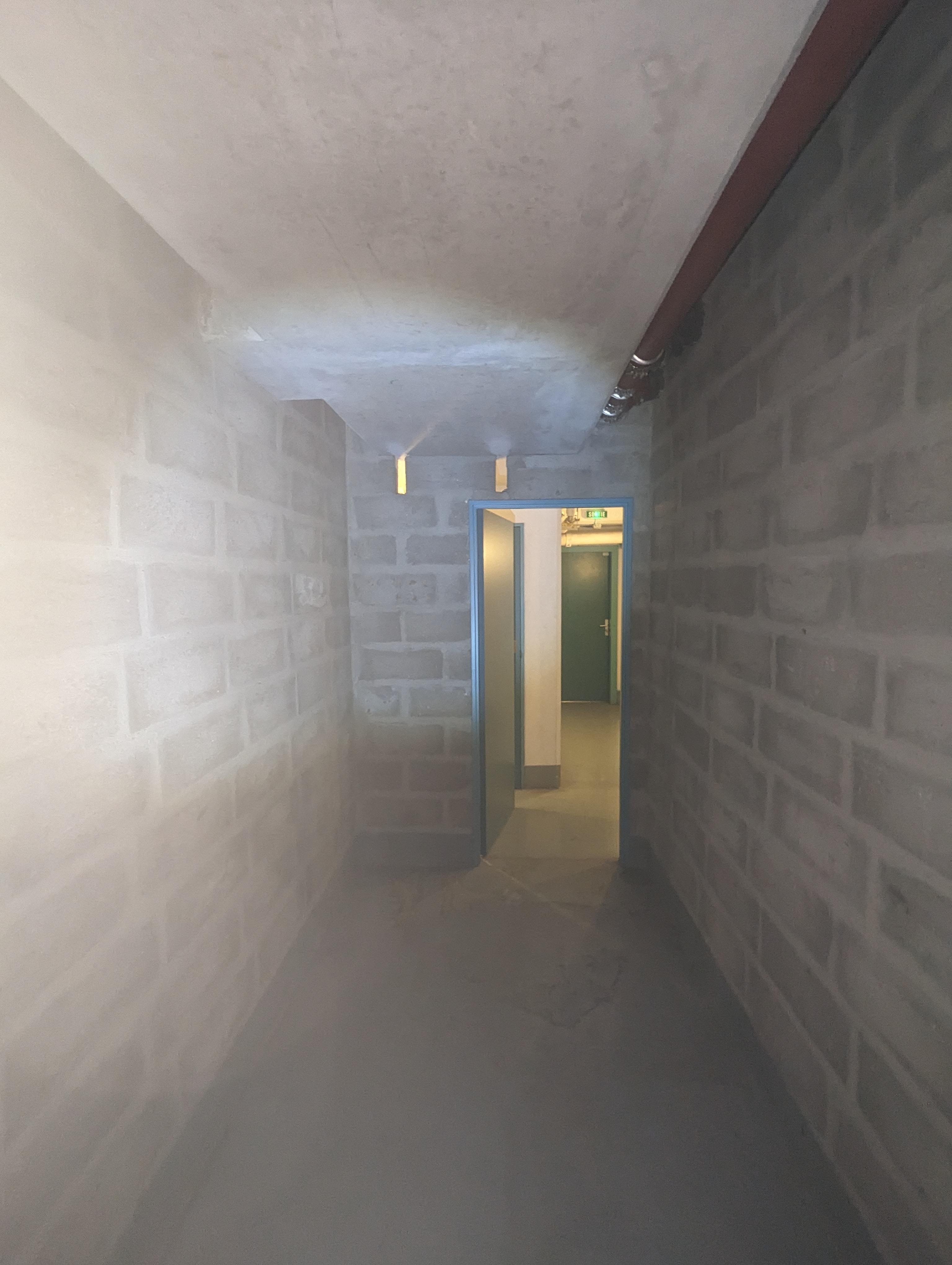Belle cave bétonnée dans immeuble de standing -