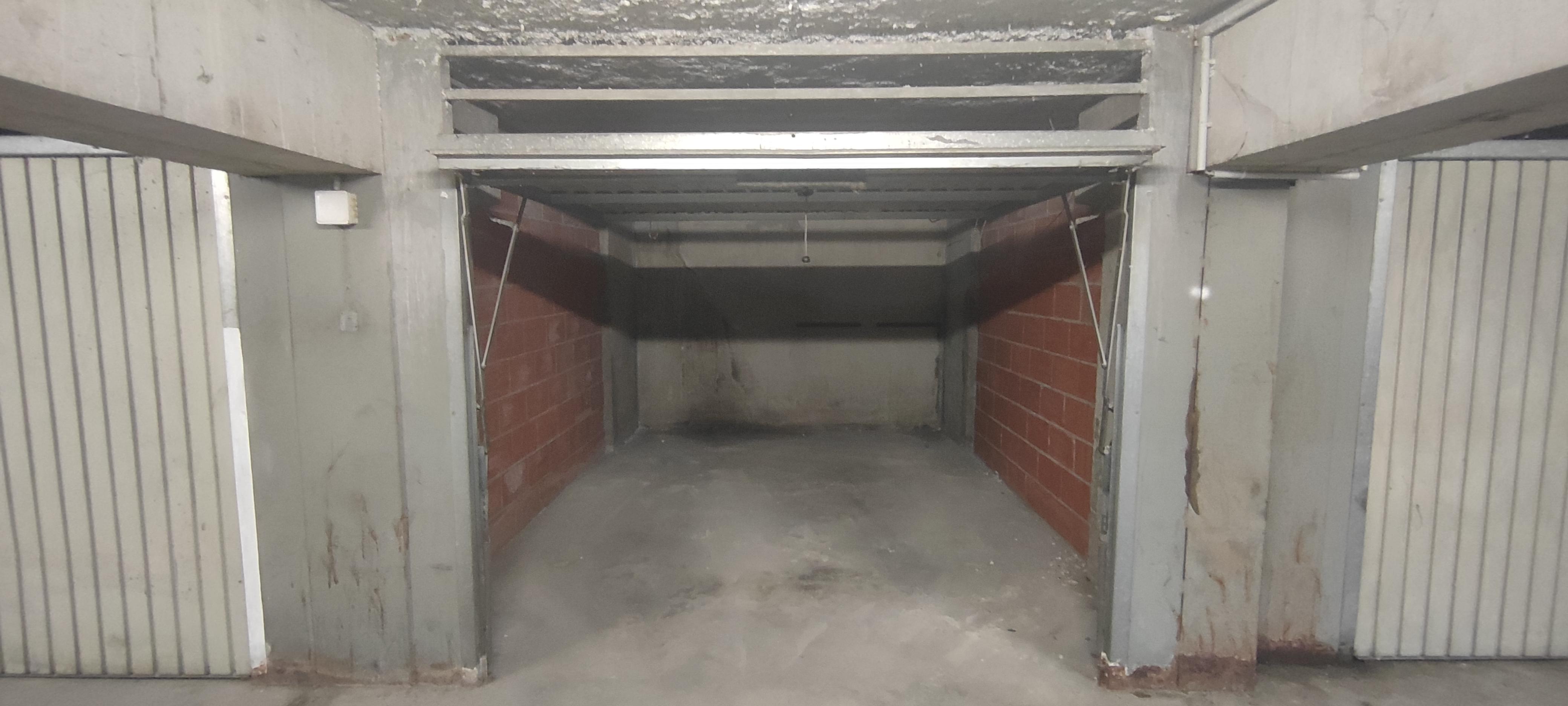 INTRA - Garage fermé sécurisé / Stationnement