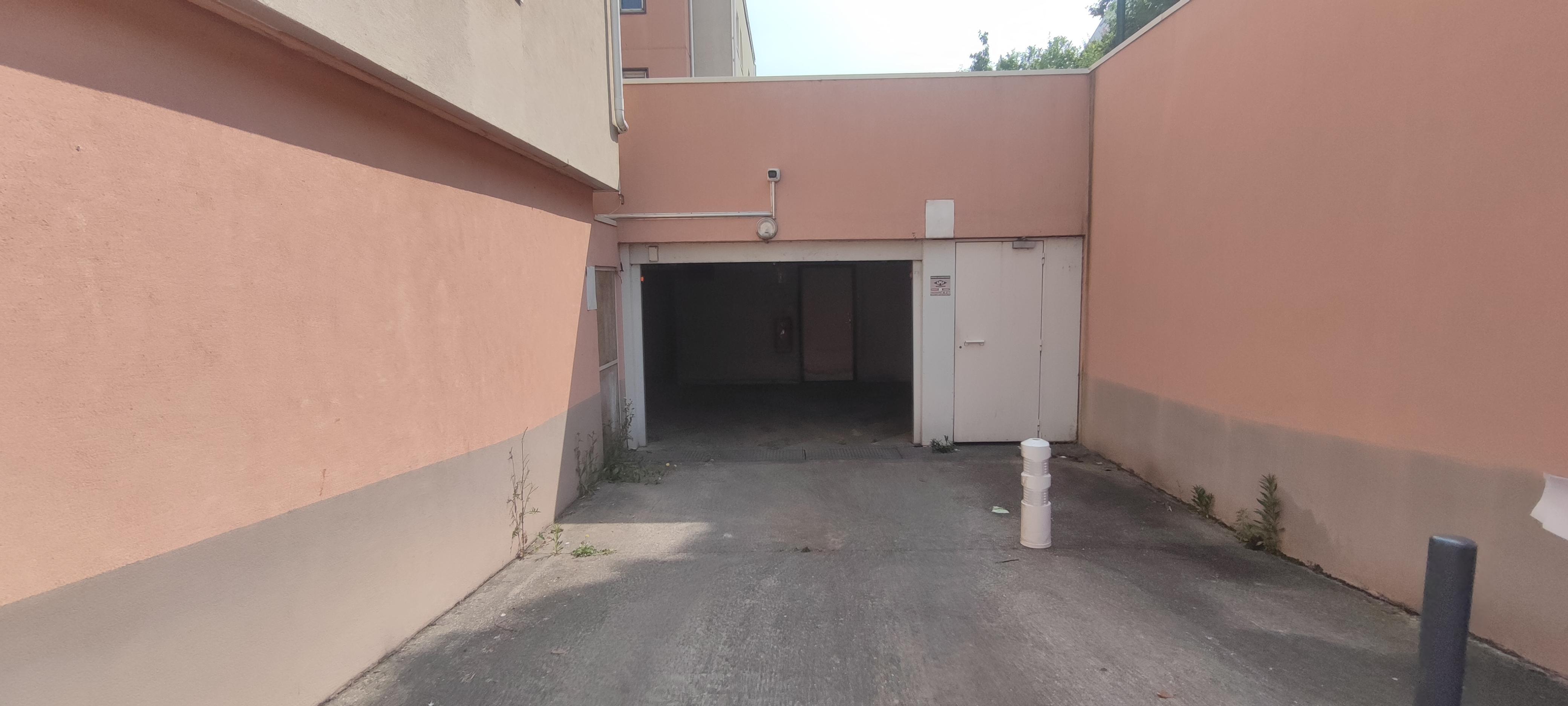 INTRA - Garage fermé sécurisé / Stationnement