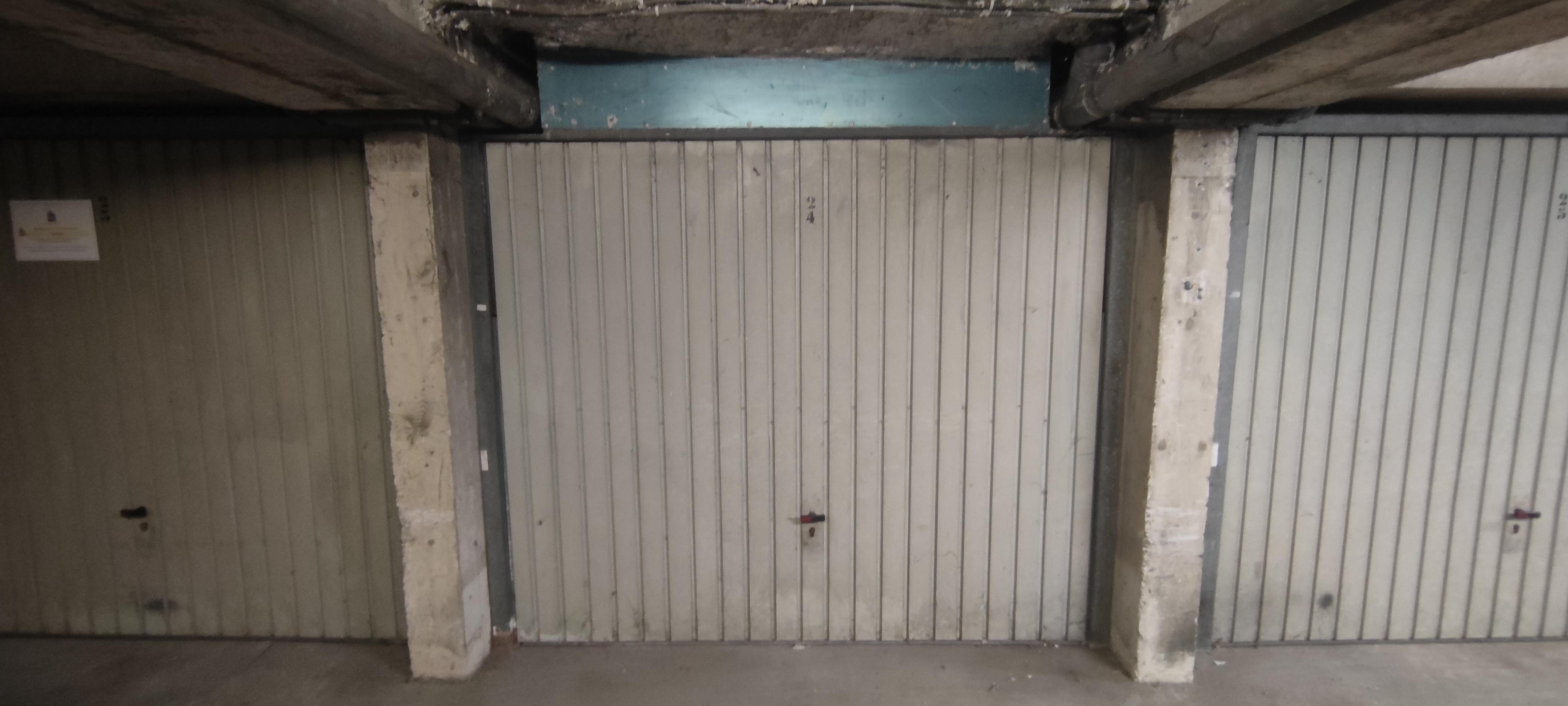 INTRA - Garage fermé sécurisé / Stationnement