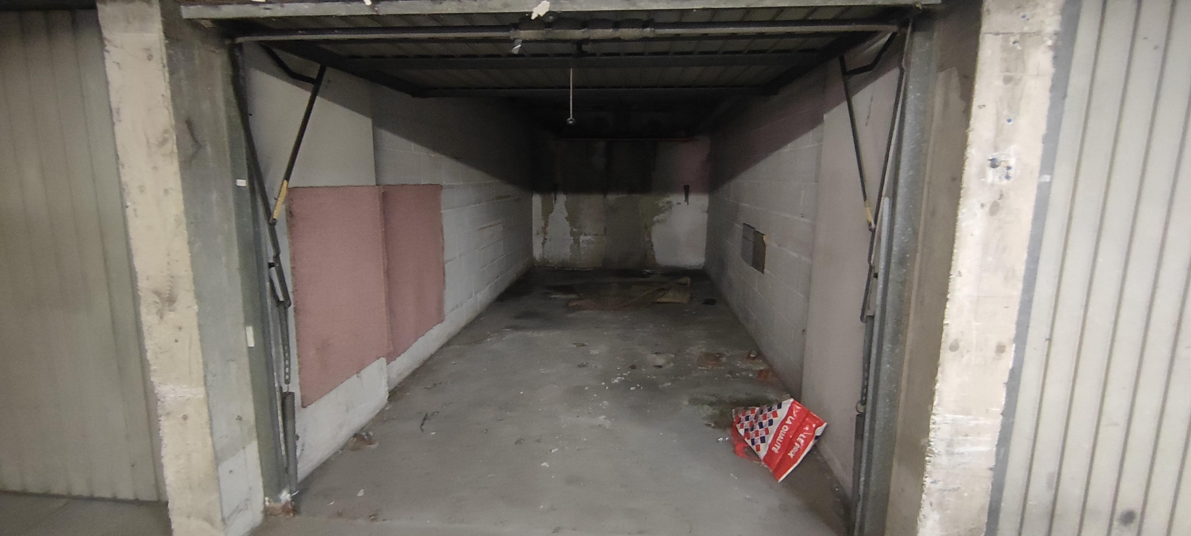 INTRA - Garage fermé sécurisé / Stationnement