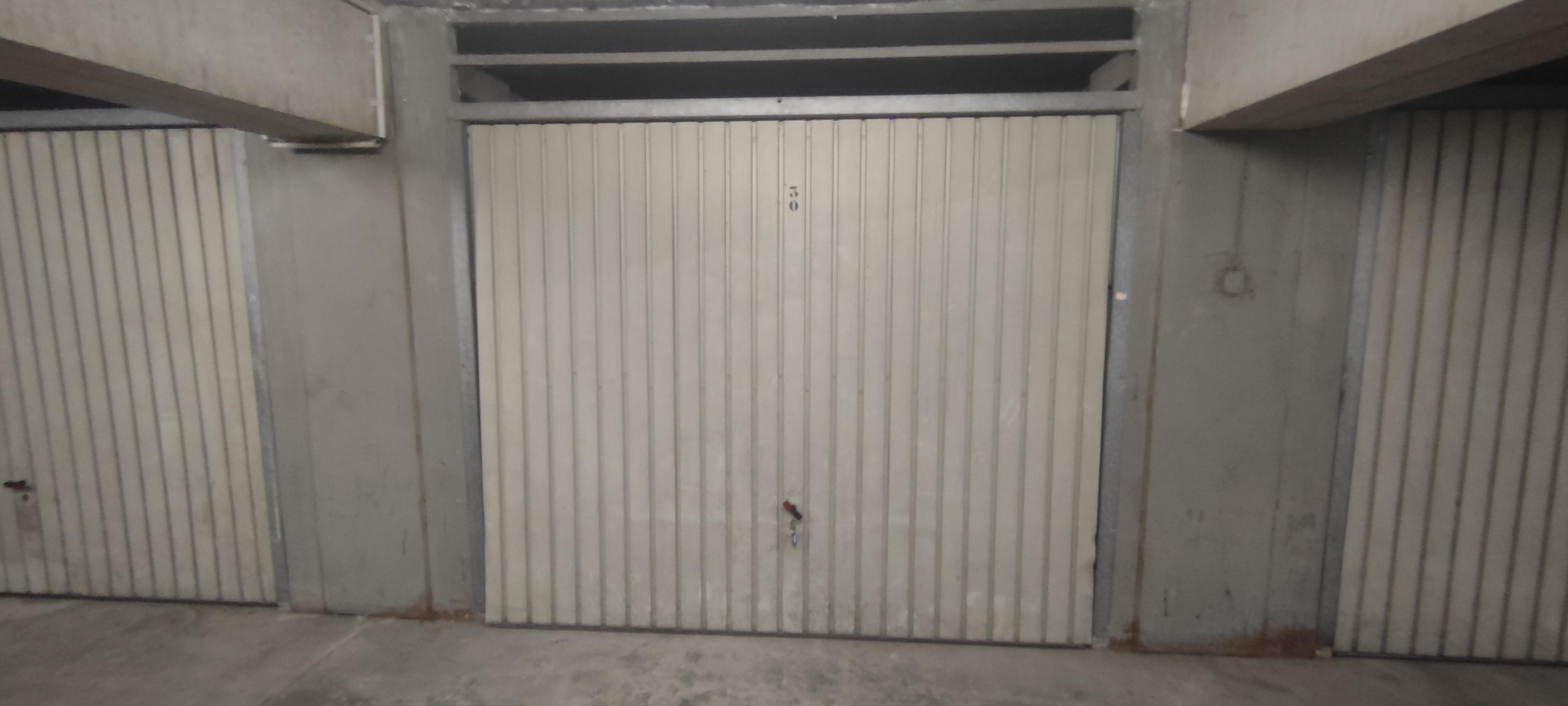 INTRA - Garage fermé sécurisé / Stationnement