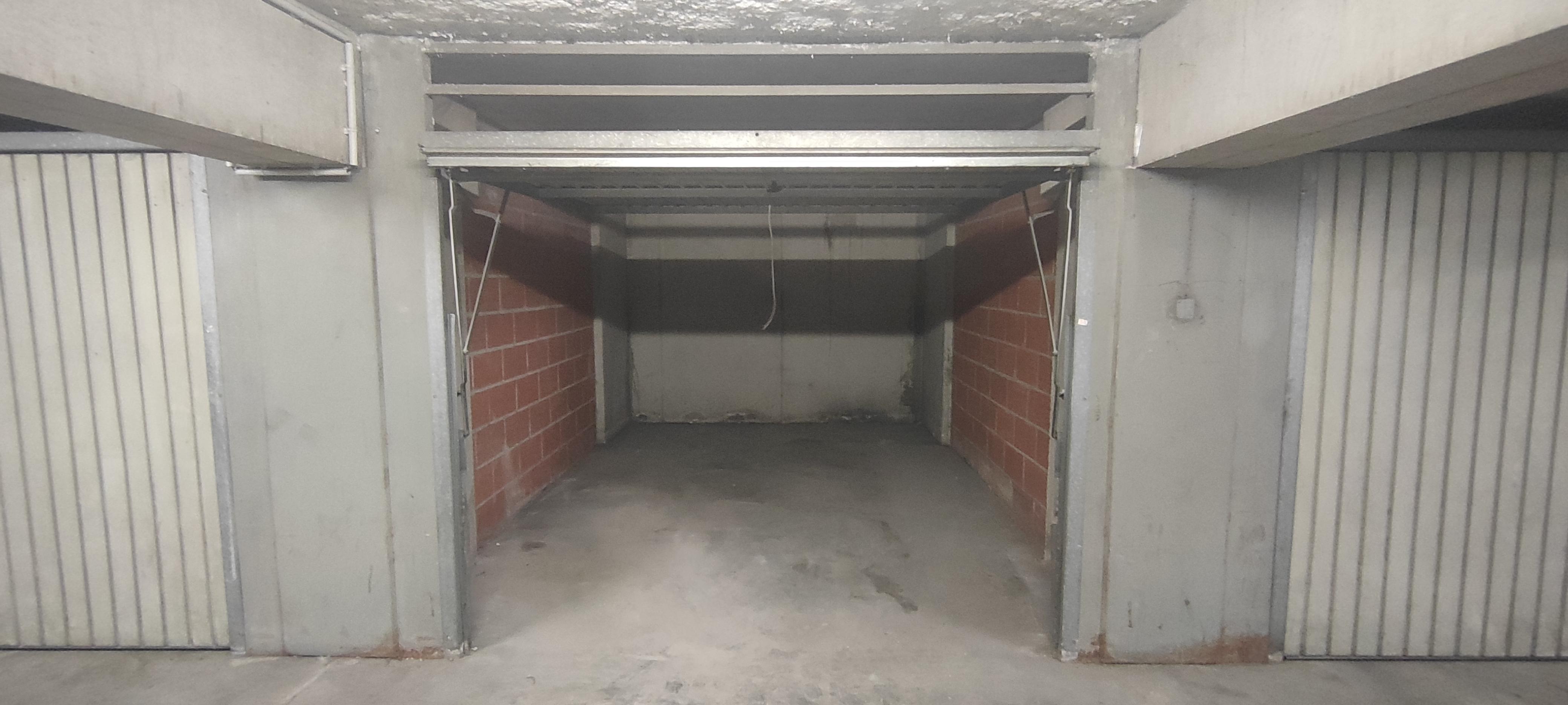 INTRA - Garage fermé sécurisé / Stationnement