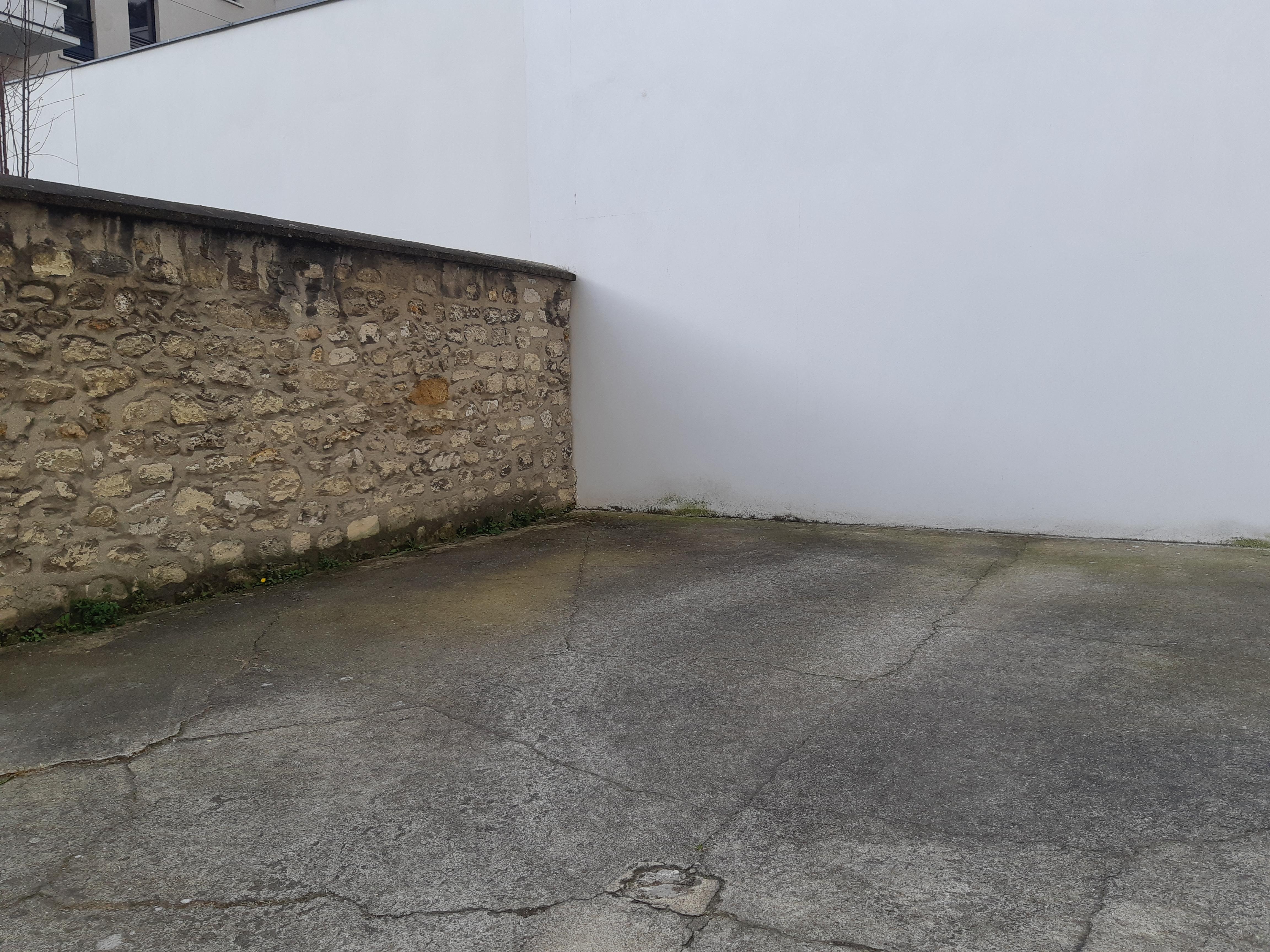 Place de parking sur cour protégée