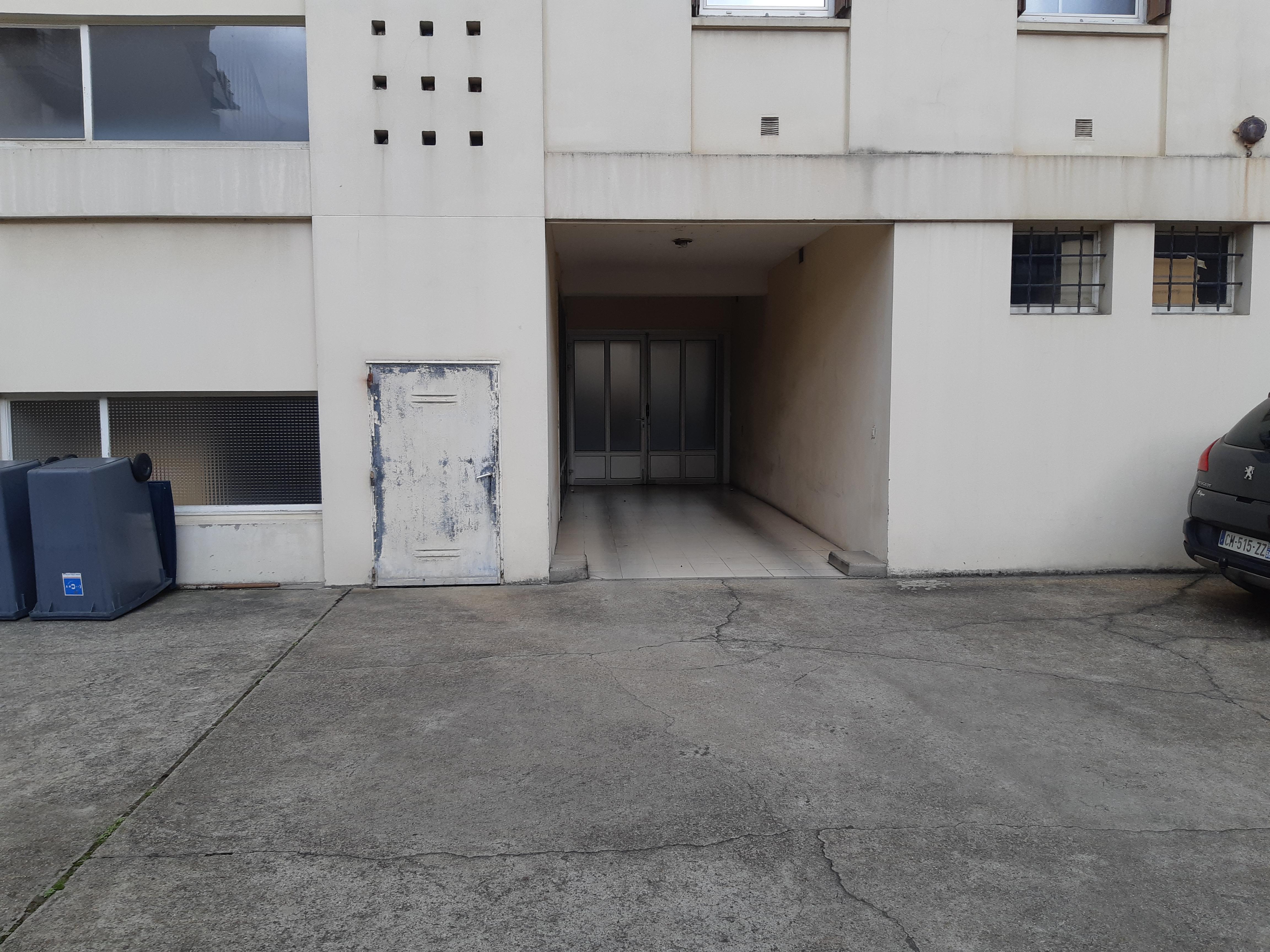 Place de parking sur cour protégée