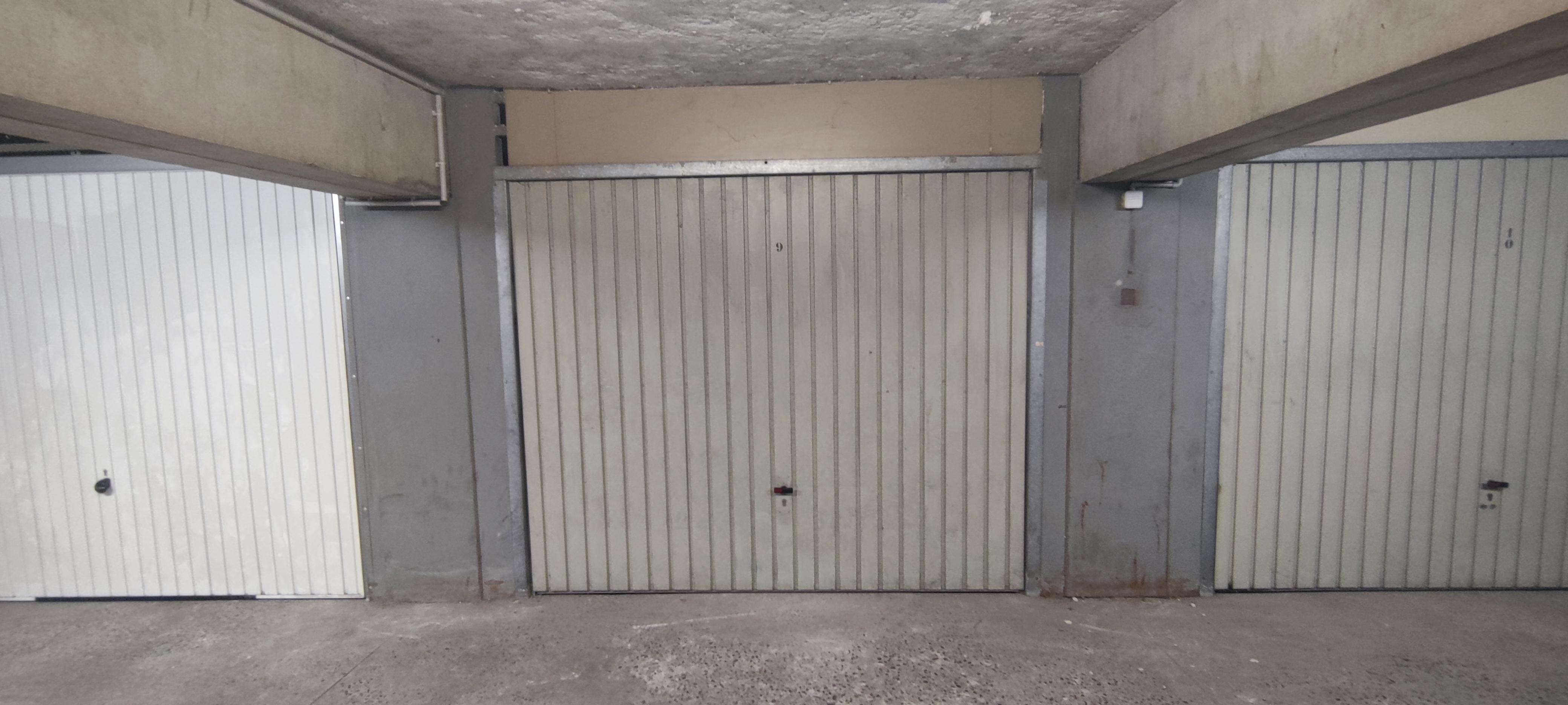 INTRA - Garage fermé sécurisé / Stationnement