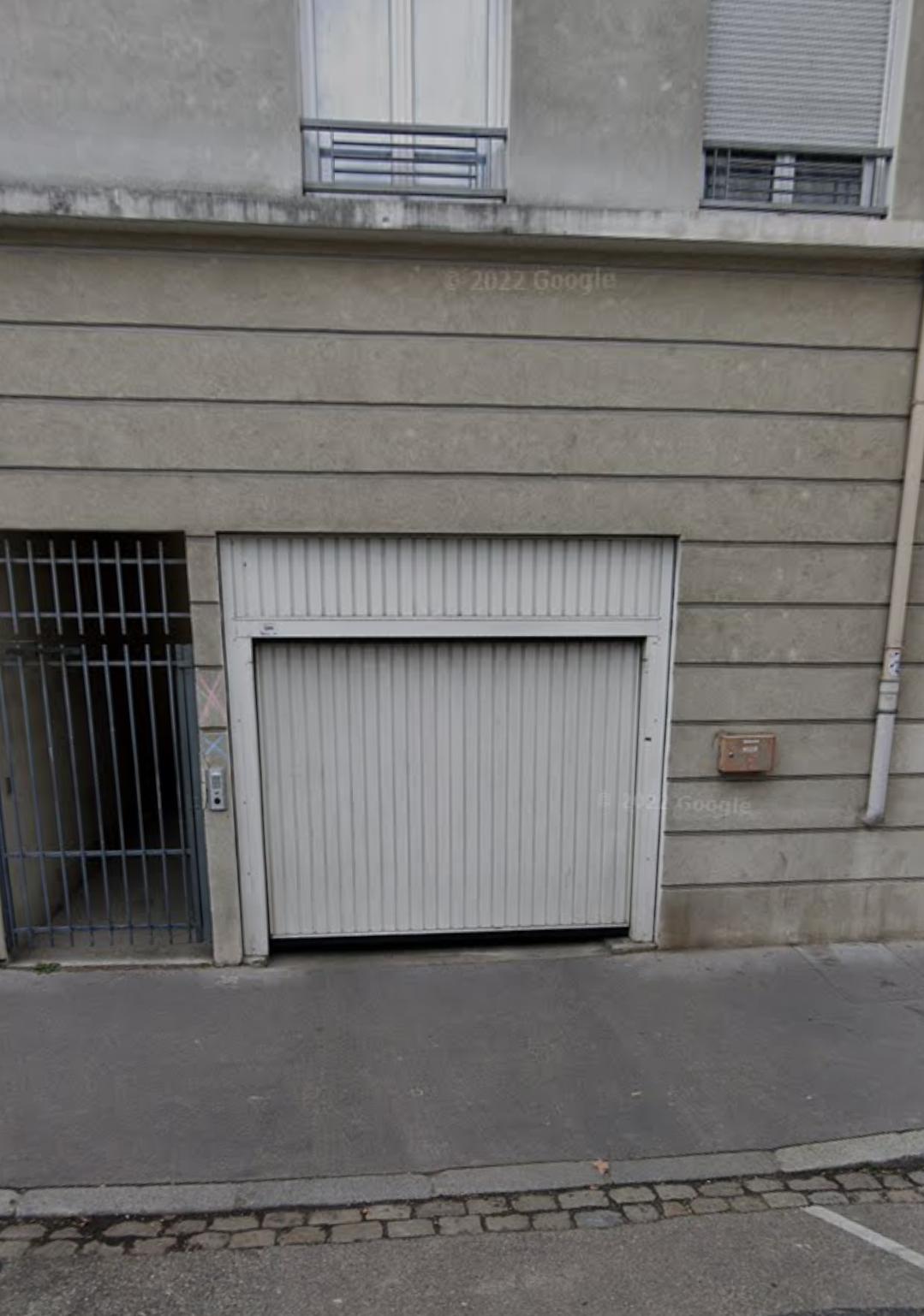 Grand Parking: 1er box fermé du sous sol