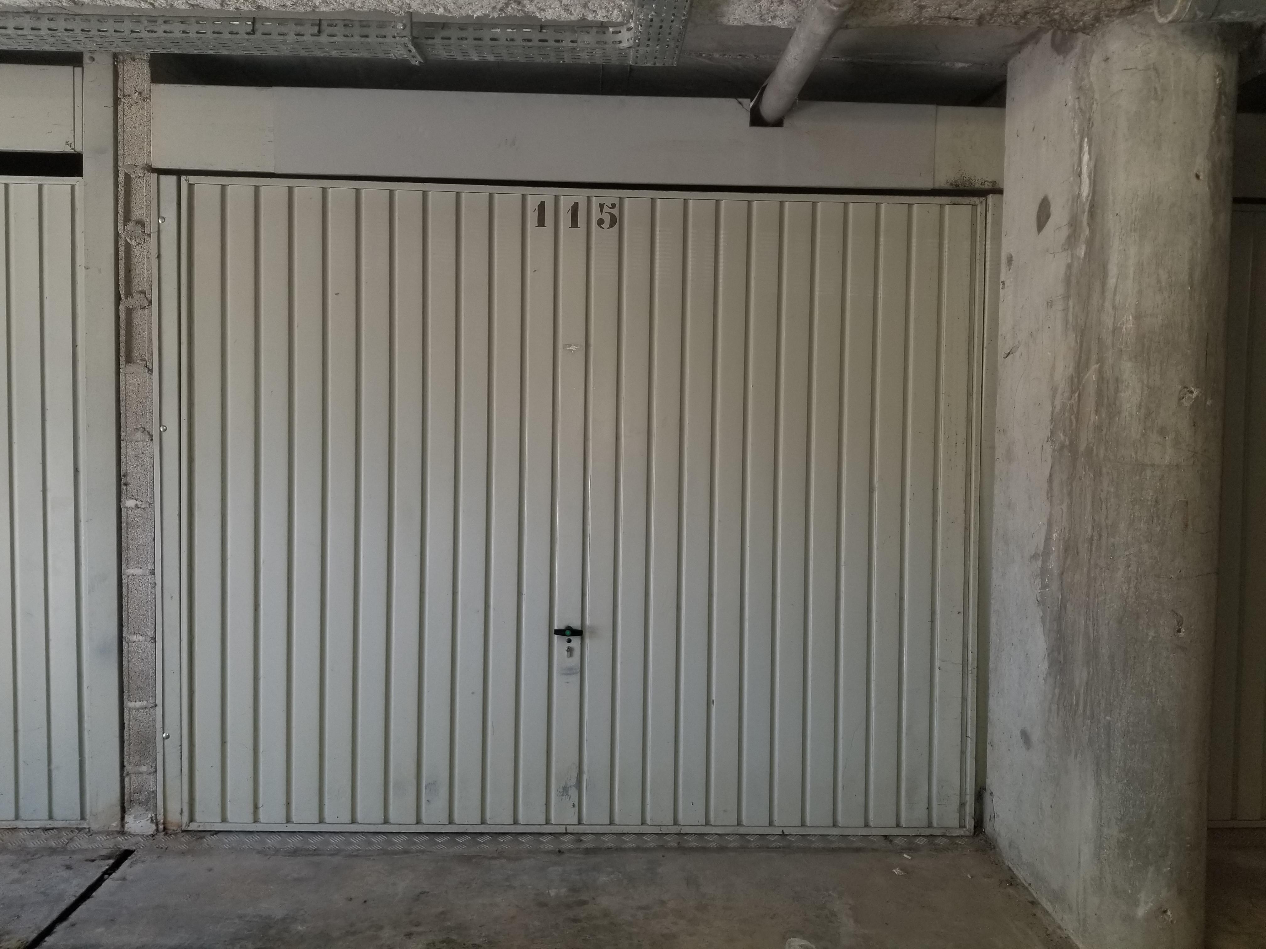 Garage fermé pour stationnement