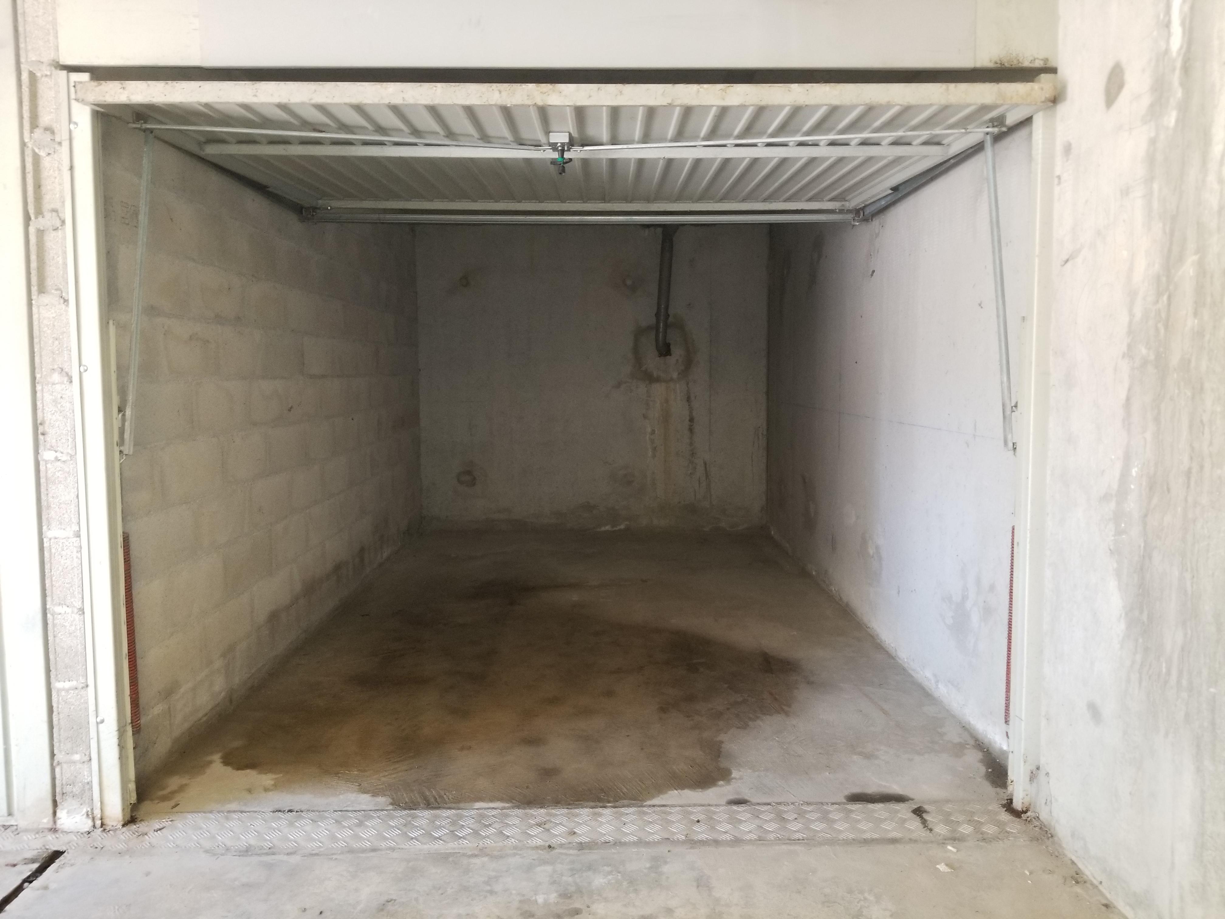 Garage fermé pour stationnement
