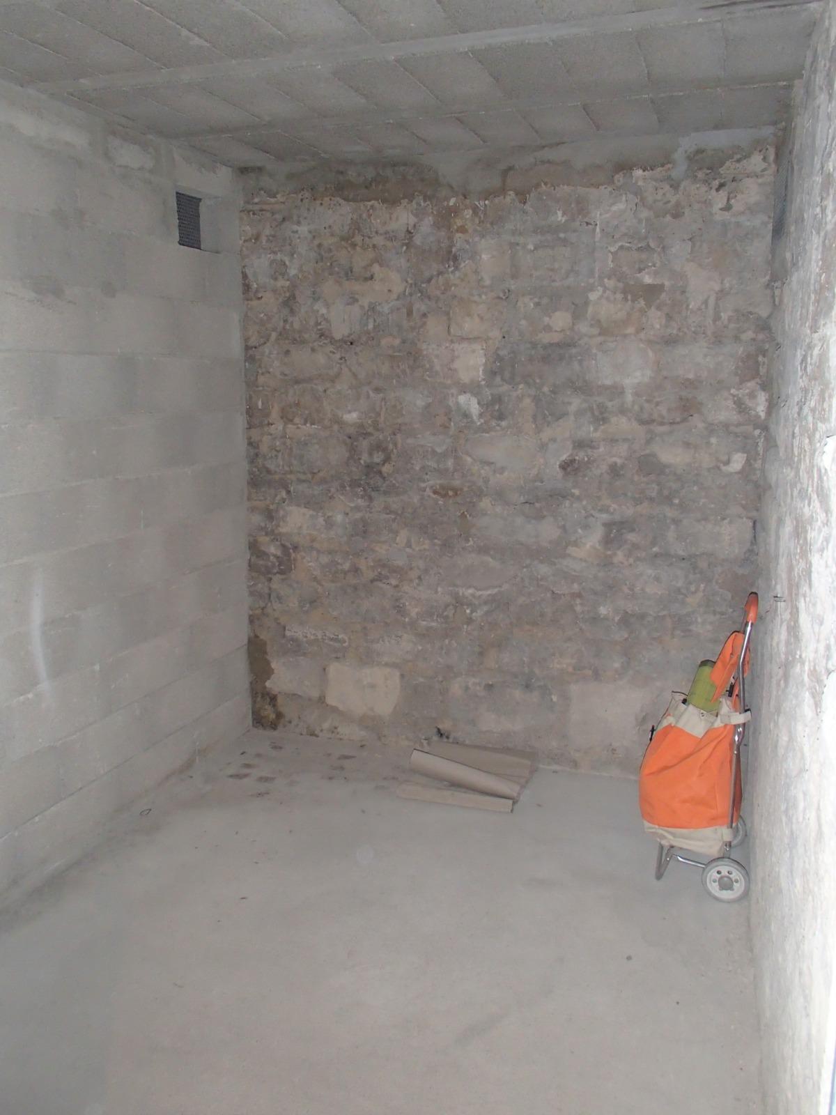 Grande cave saine dans copropriété sécurisée