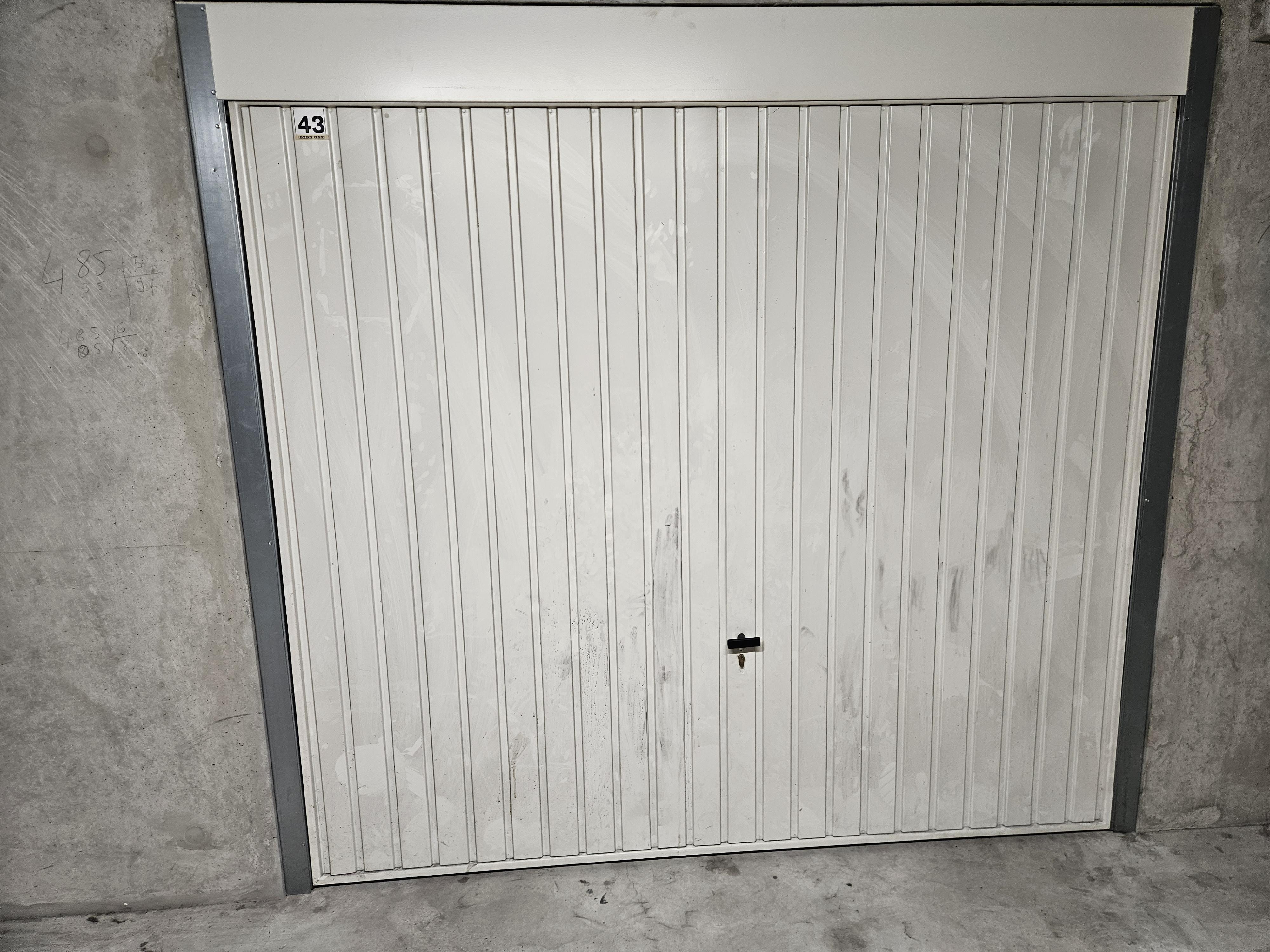 Grand garage fermé de 25m2