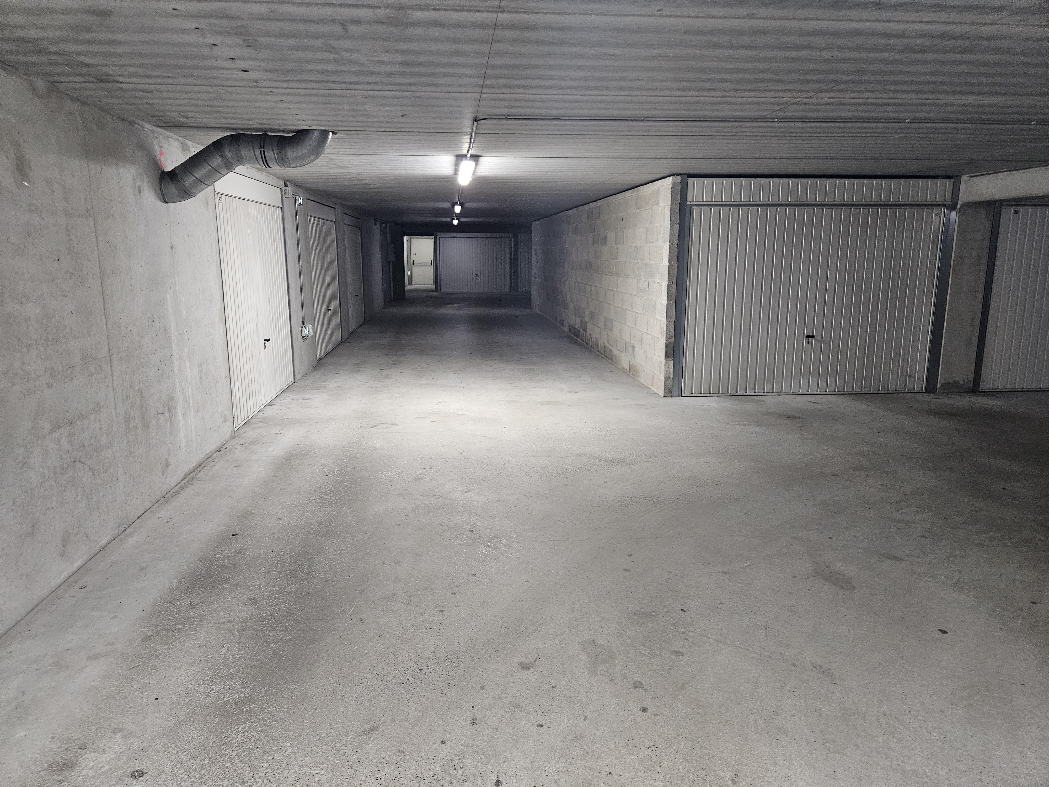 Grand garage fermé de 25m2