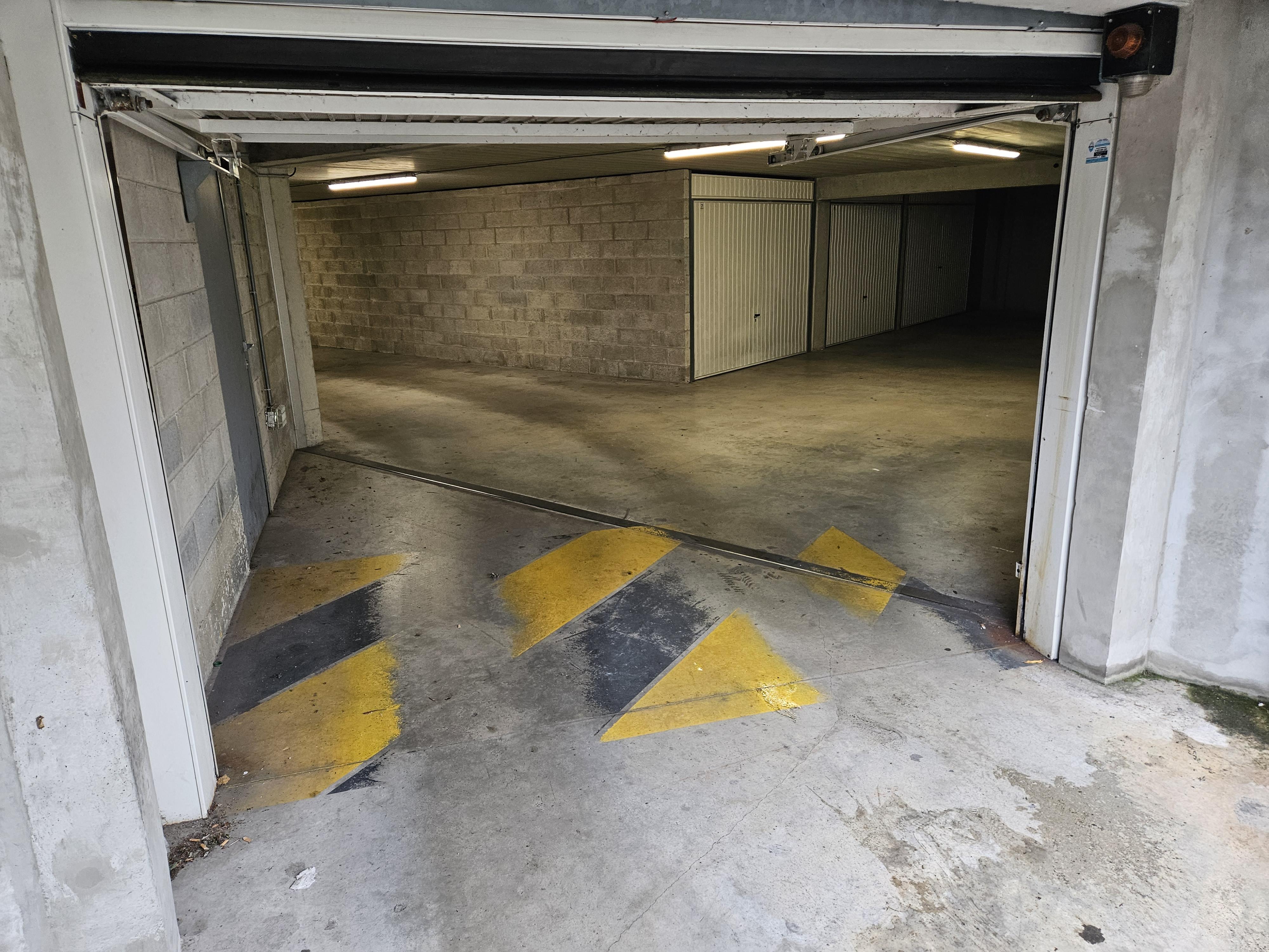 Grand garage fermé de 25m2