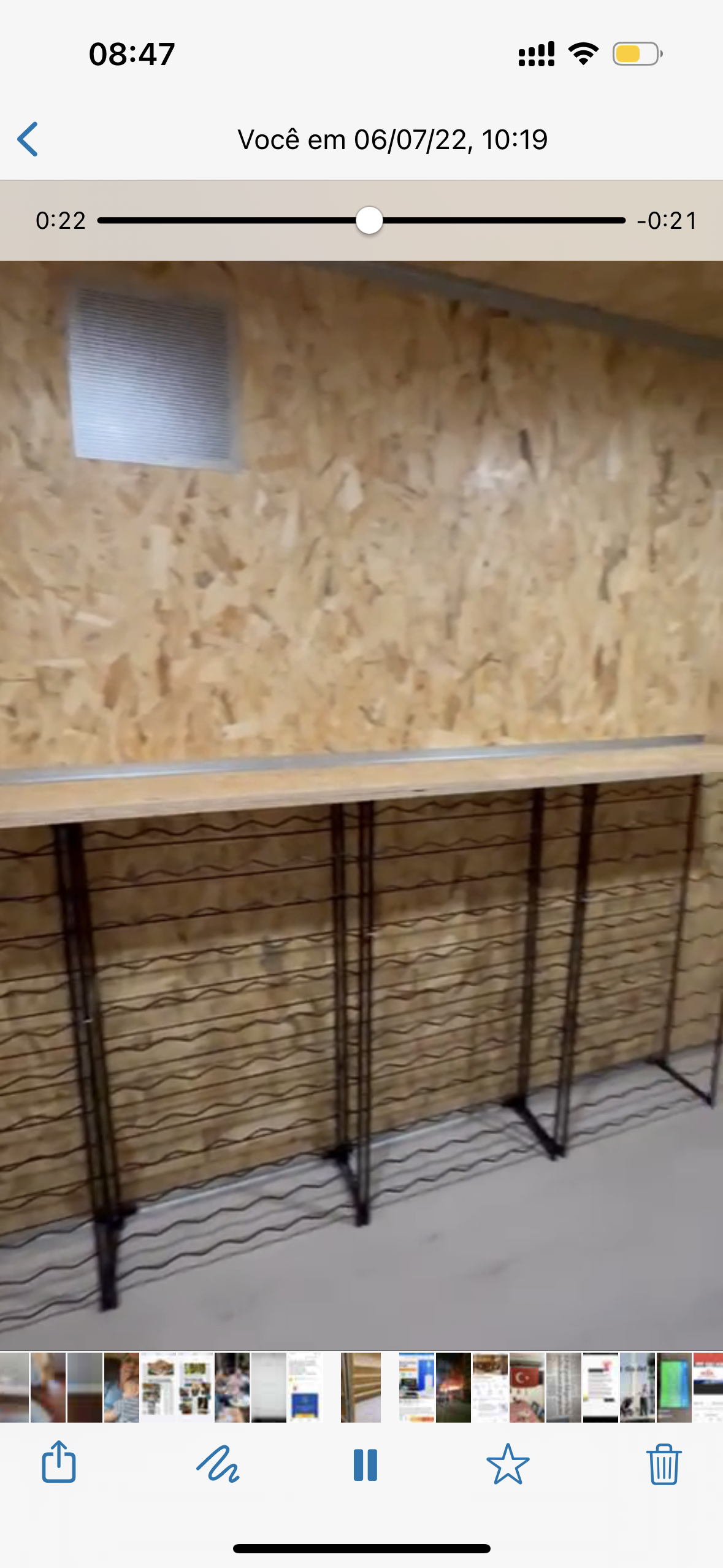 Cafe refaite a neuf avec etageres pour Vins