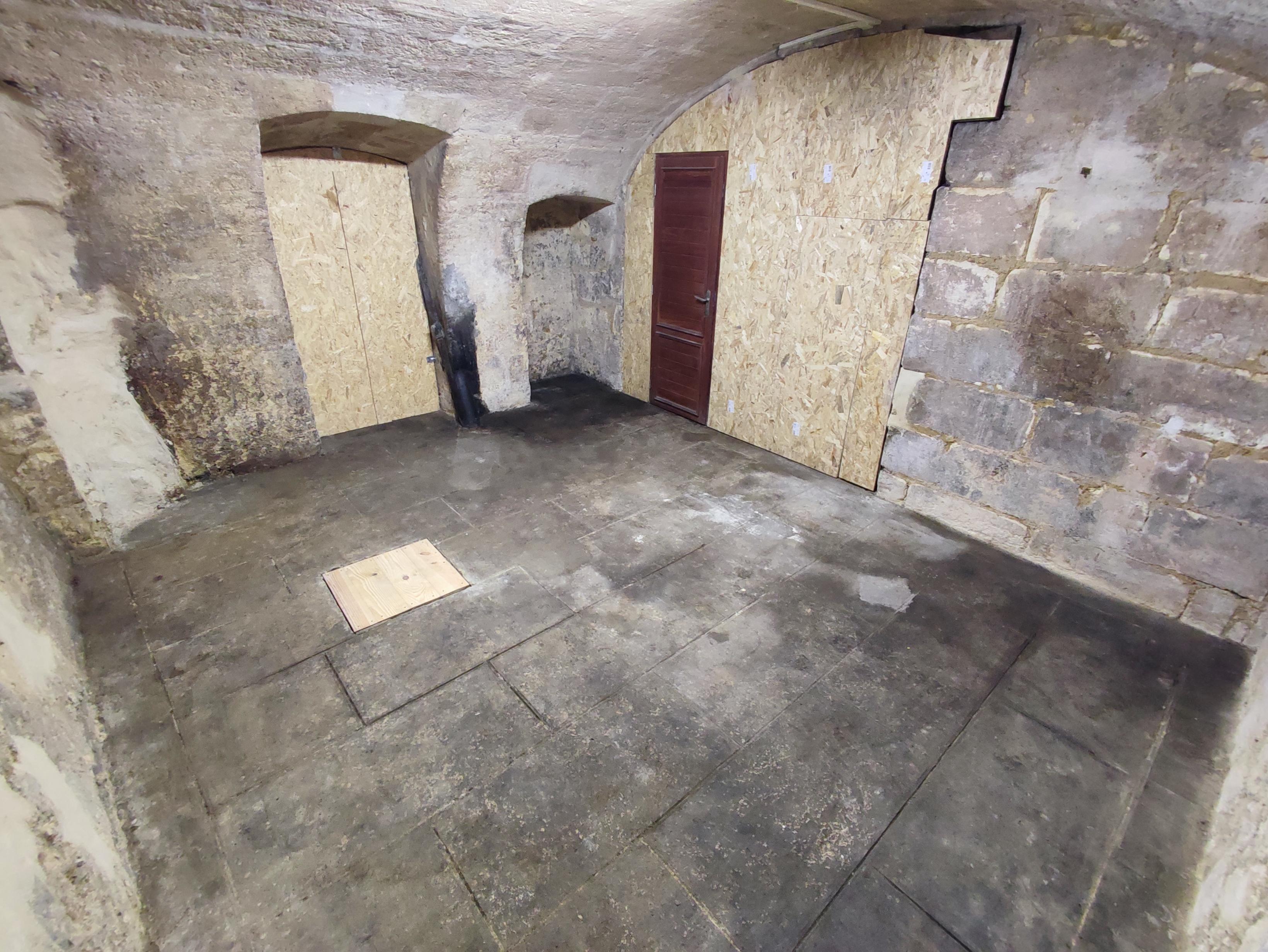 Haute Cave voutée Bordeaux hypercentre très saine