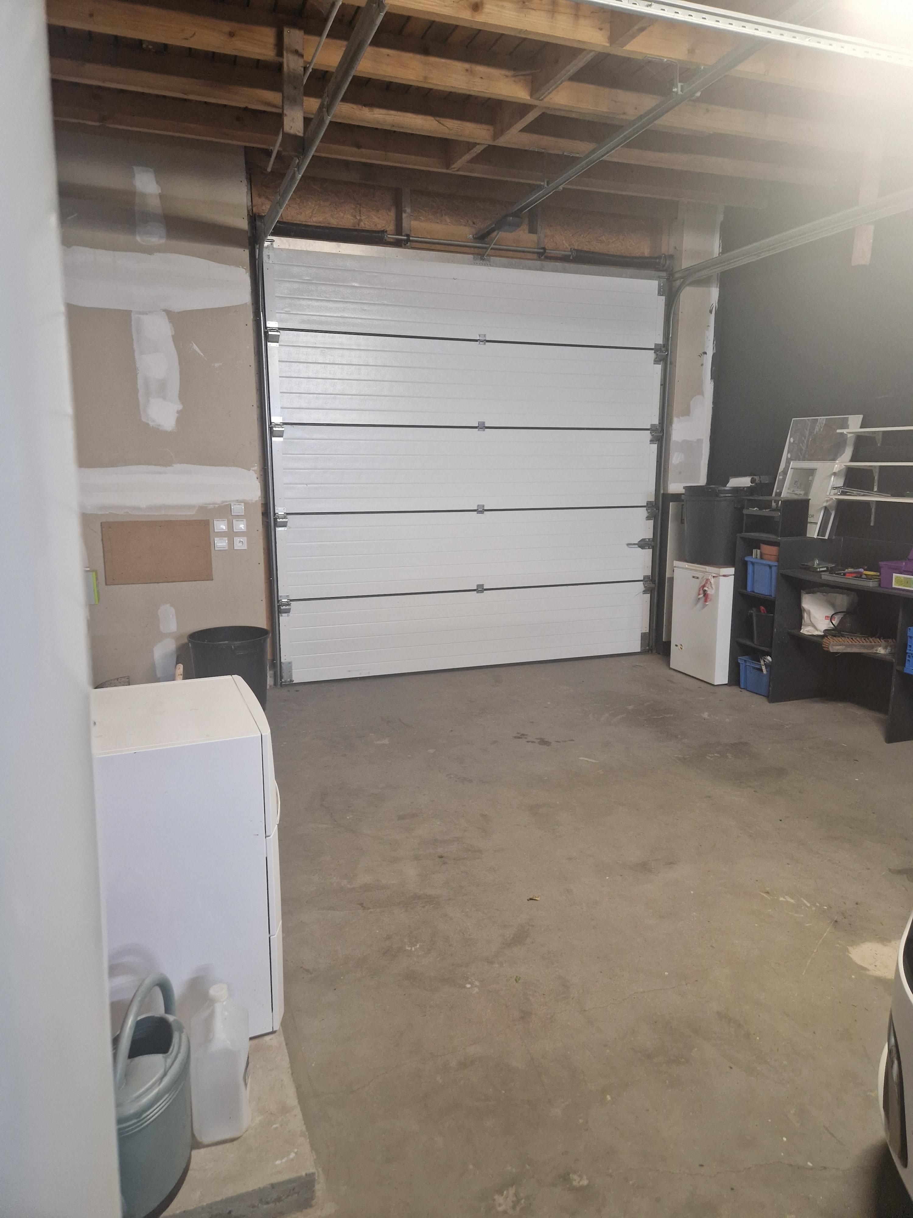 Grand garage isolé et lumineux pour stockage divers