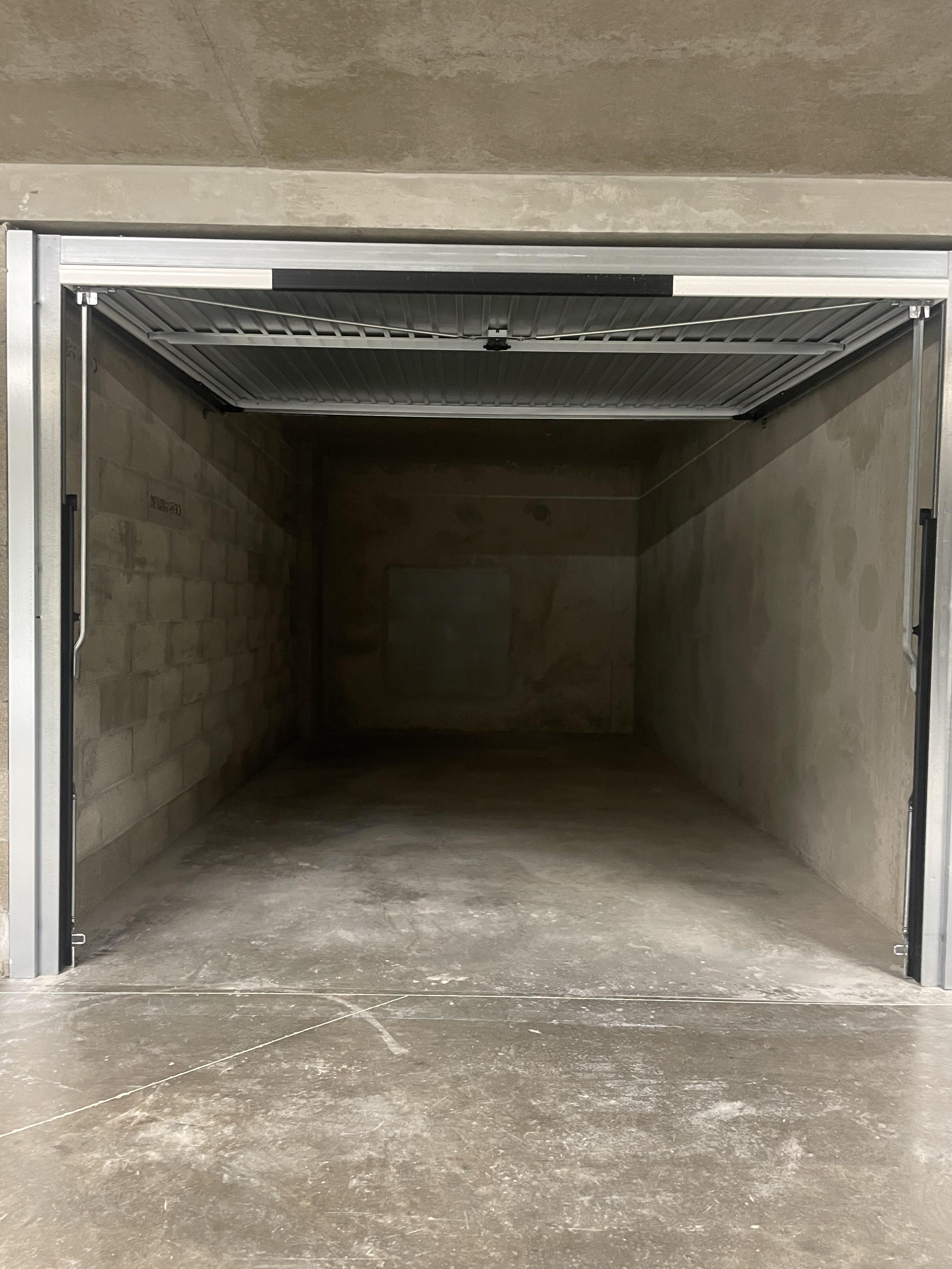 Loue box sécurisé de 14 m² dans résidence