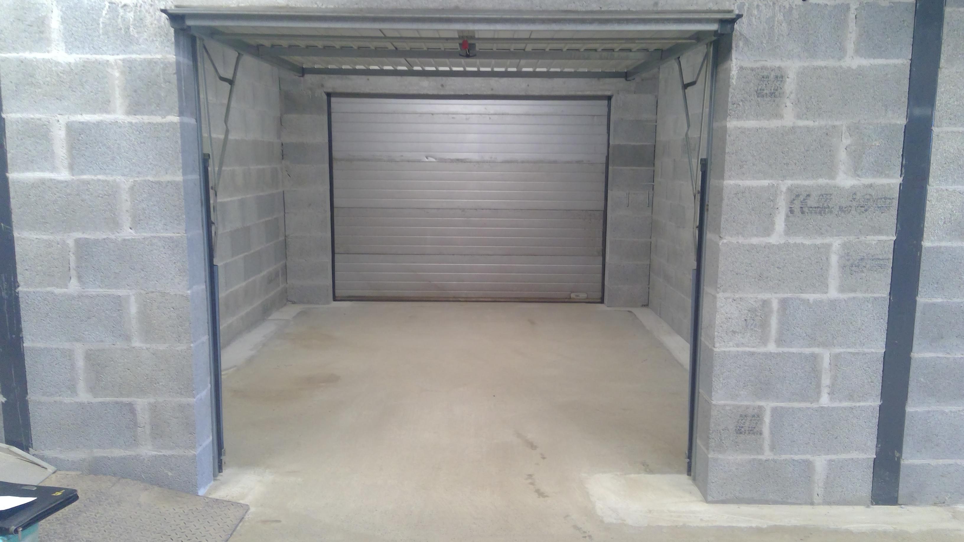 Box de stockage ou garage au RDC