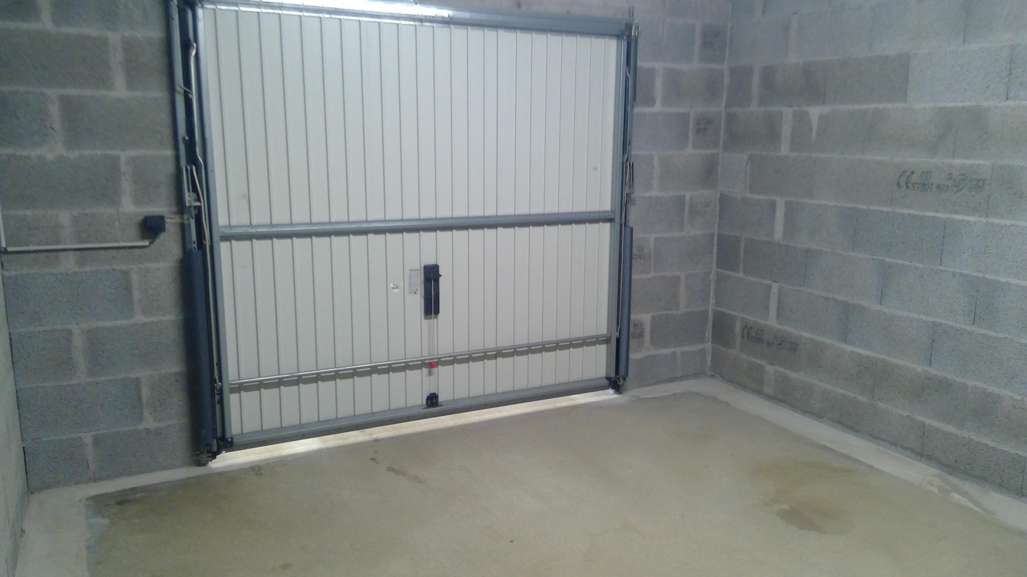 Box de stockage ou garage au RDC