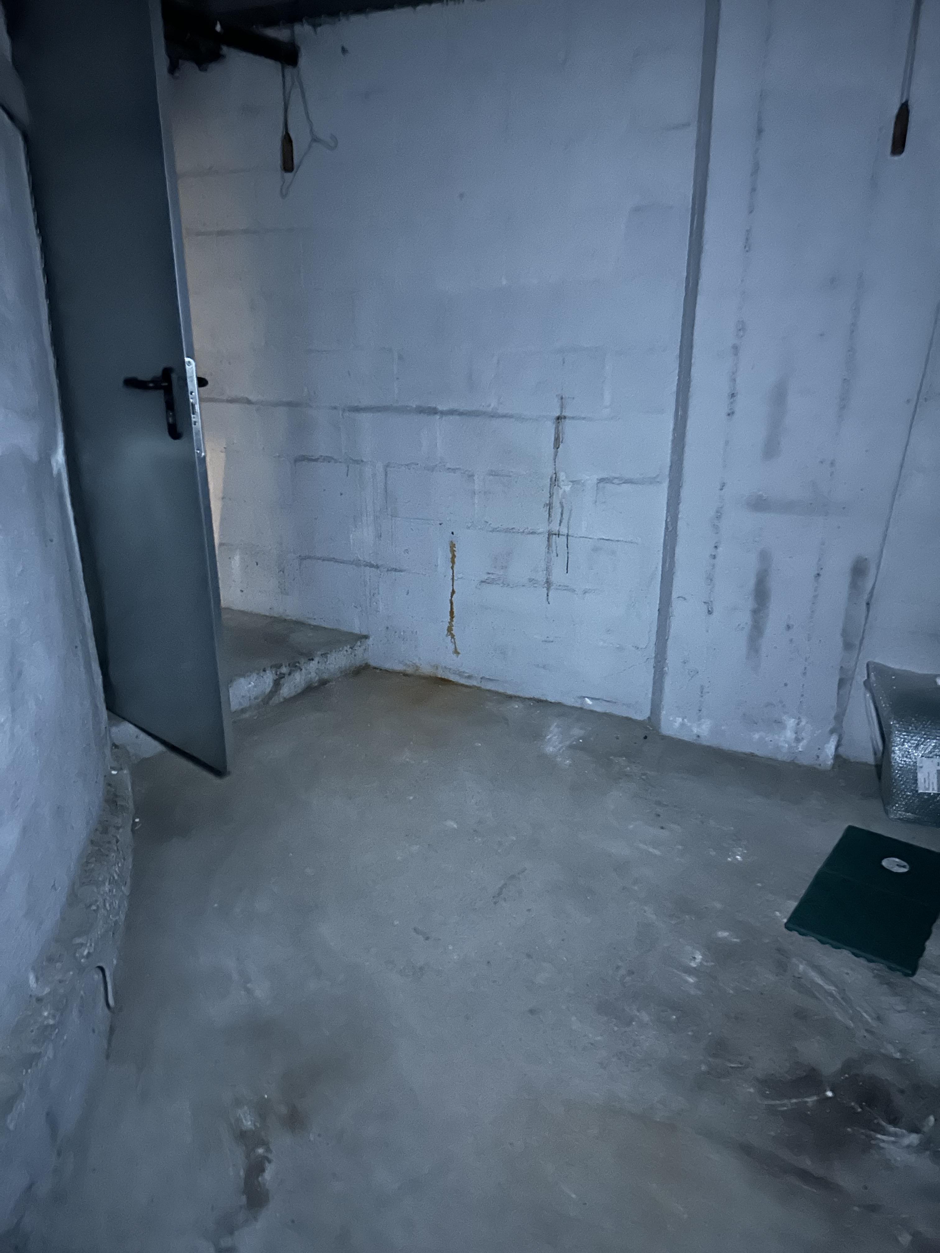 Cave bétonnée et sécurisée dans un immeuble bourgeois