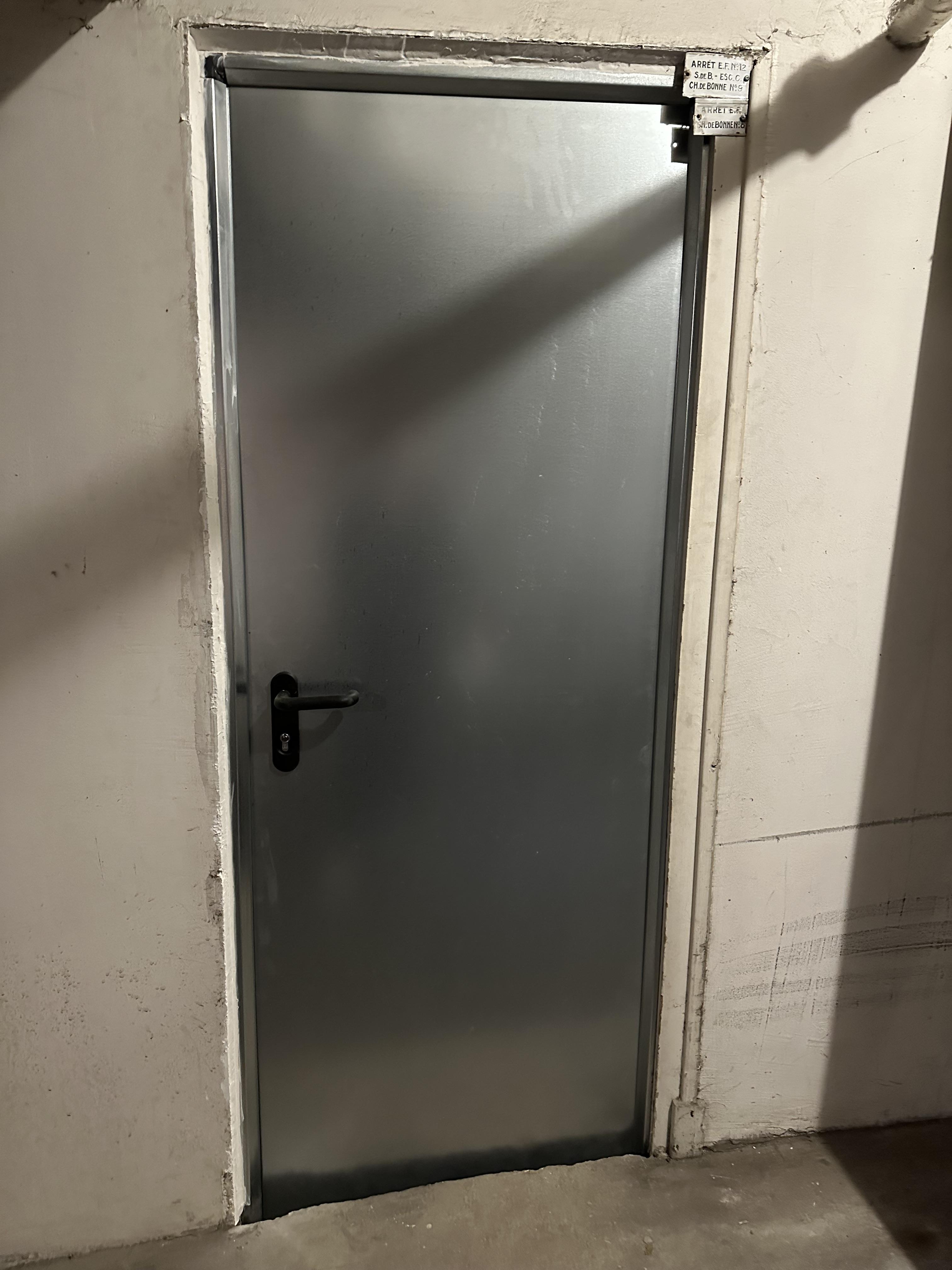Cave bétonnée et sécurisée dans un immeuble bourgeois
