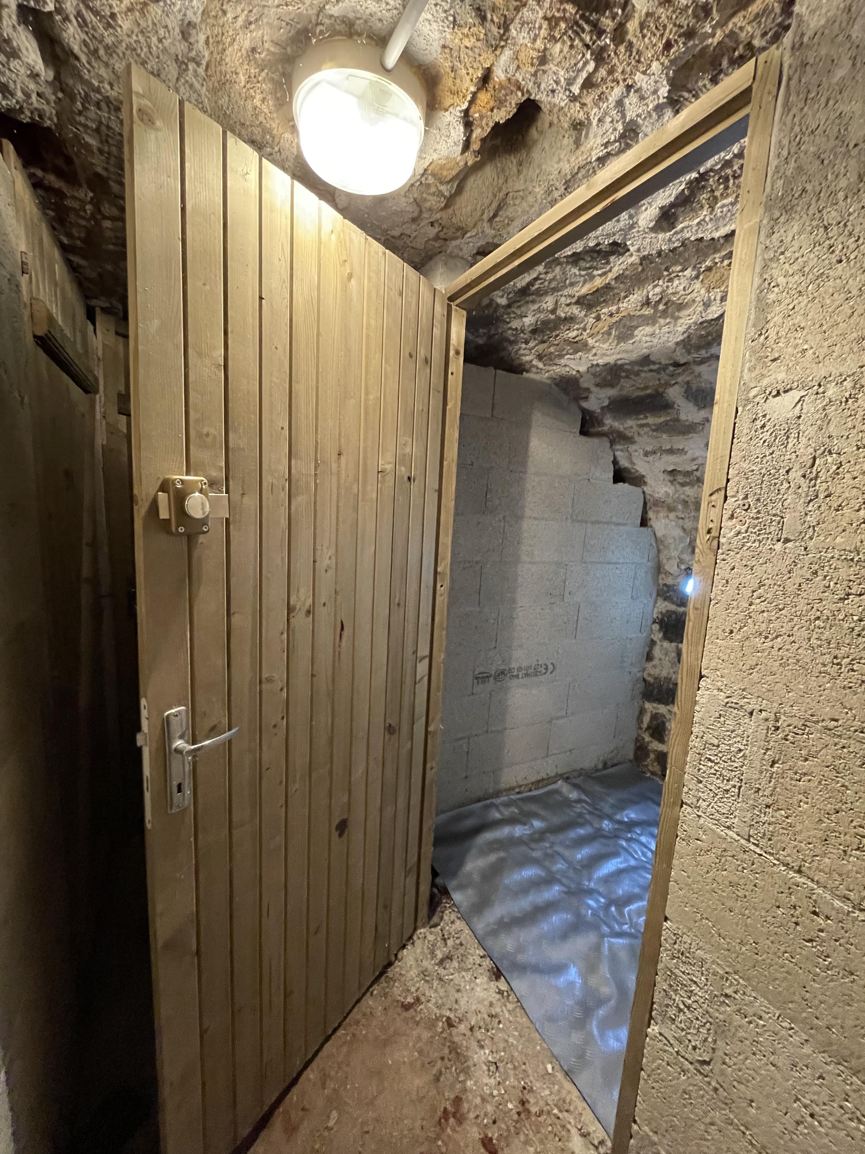 Cave 3 m2 rue Pierre Dupont métros Château
