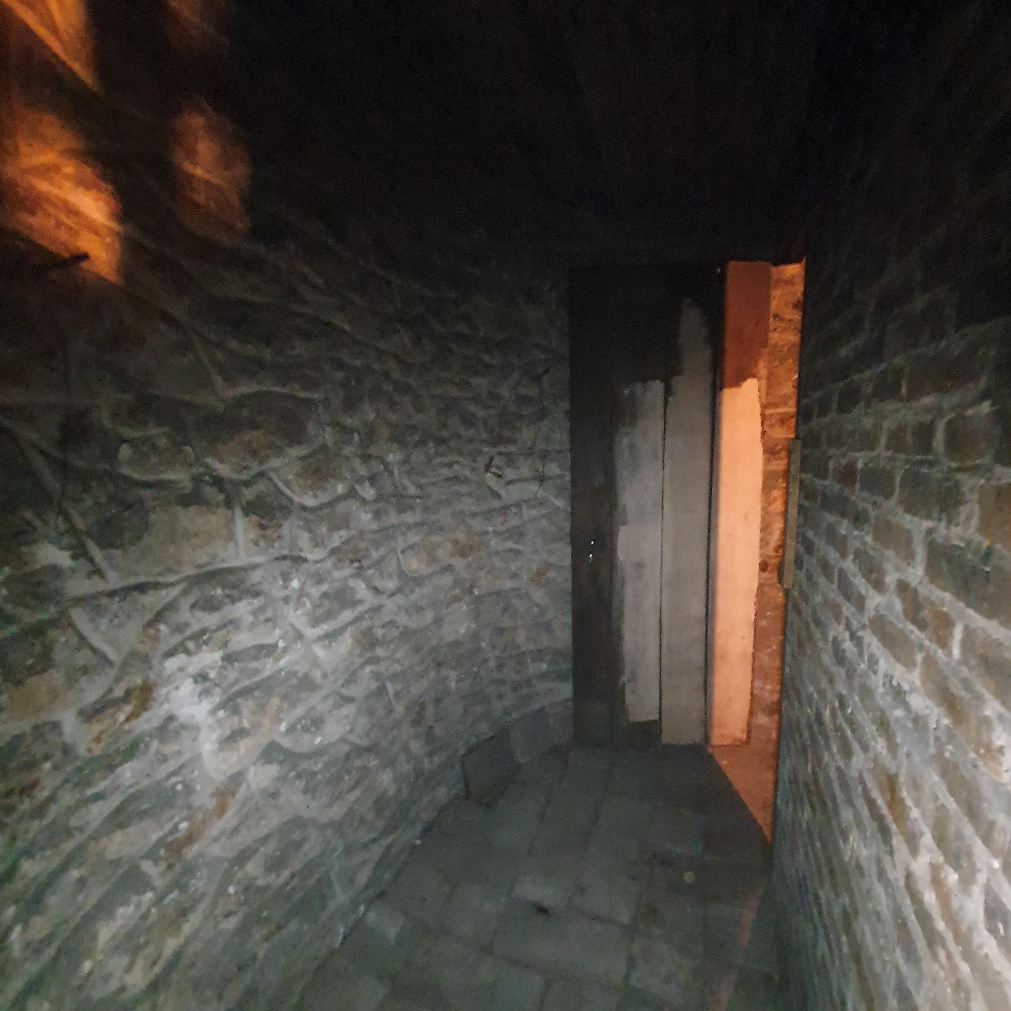 Cave bien situé avec place livraison juste en