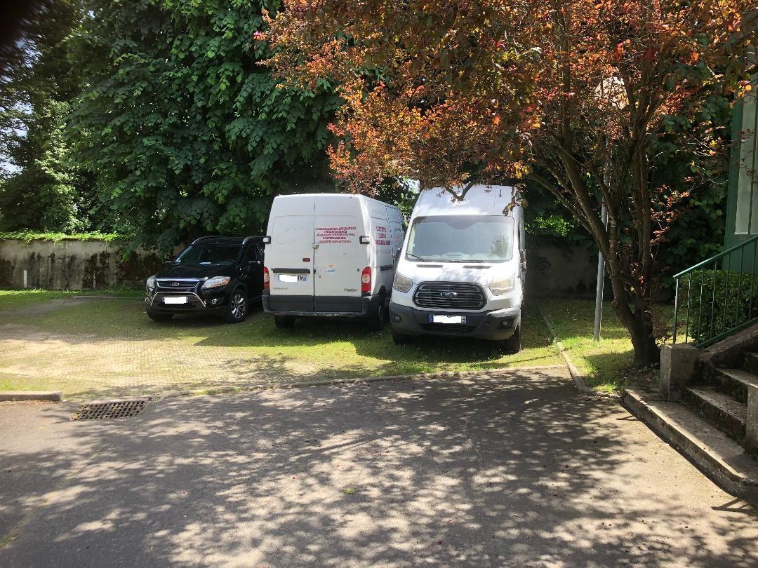 Villiers sur Marne : Grande place de parking