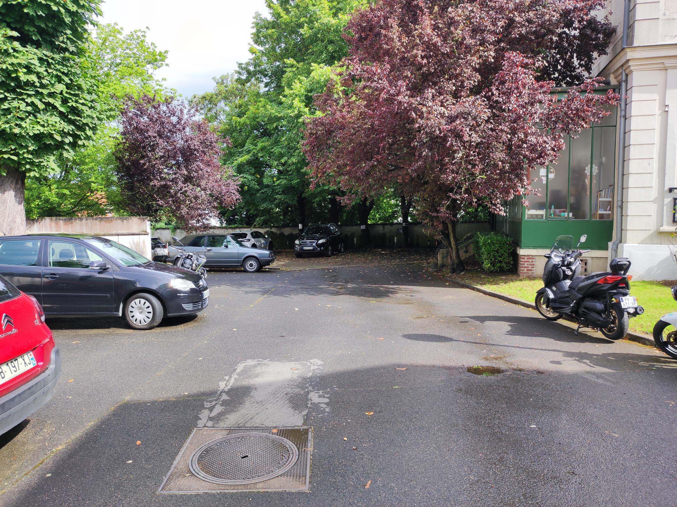 Villiers sur Marne : Grande place de parking