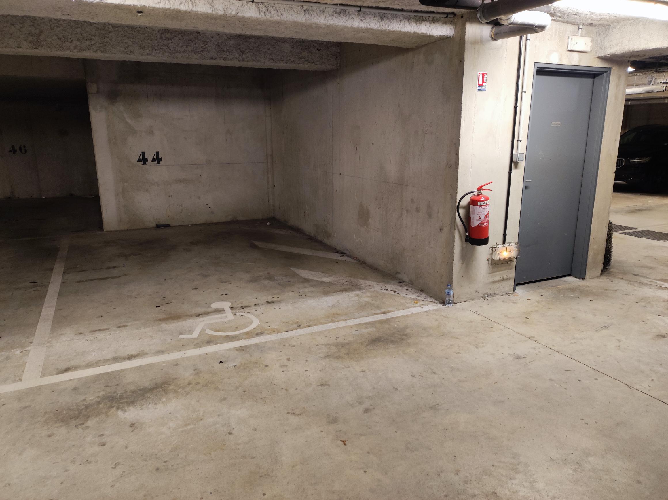 Lieusaint: Grande place de parking en sous sol