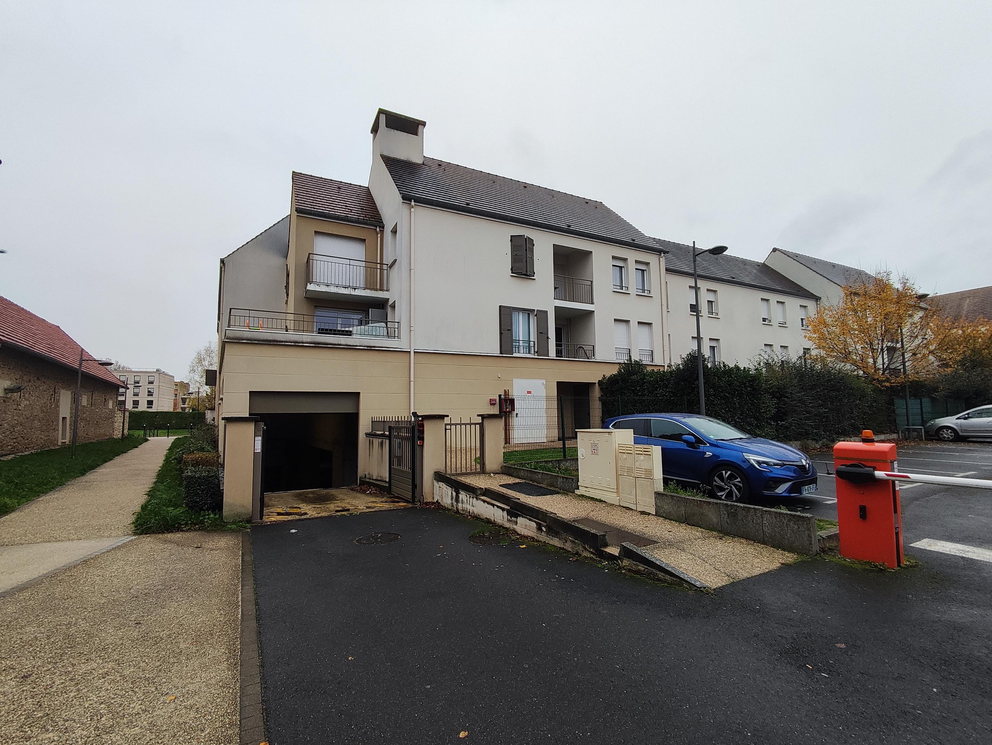 Lieusaint: Grande place de parking en sous sol