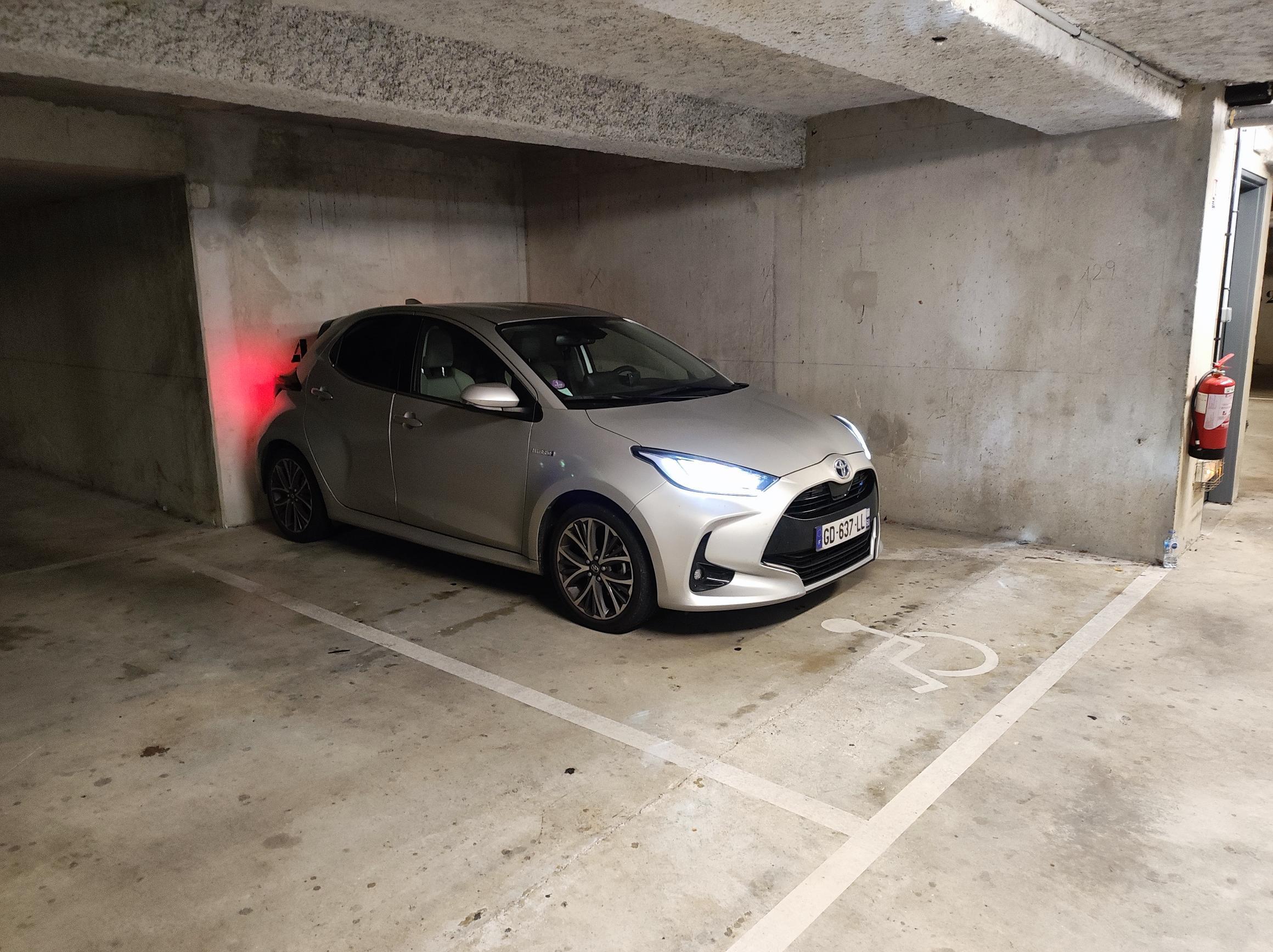 Lieusaint: Grande place de parking en sous sol