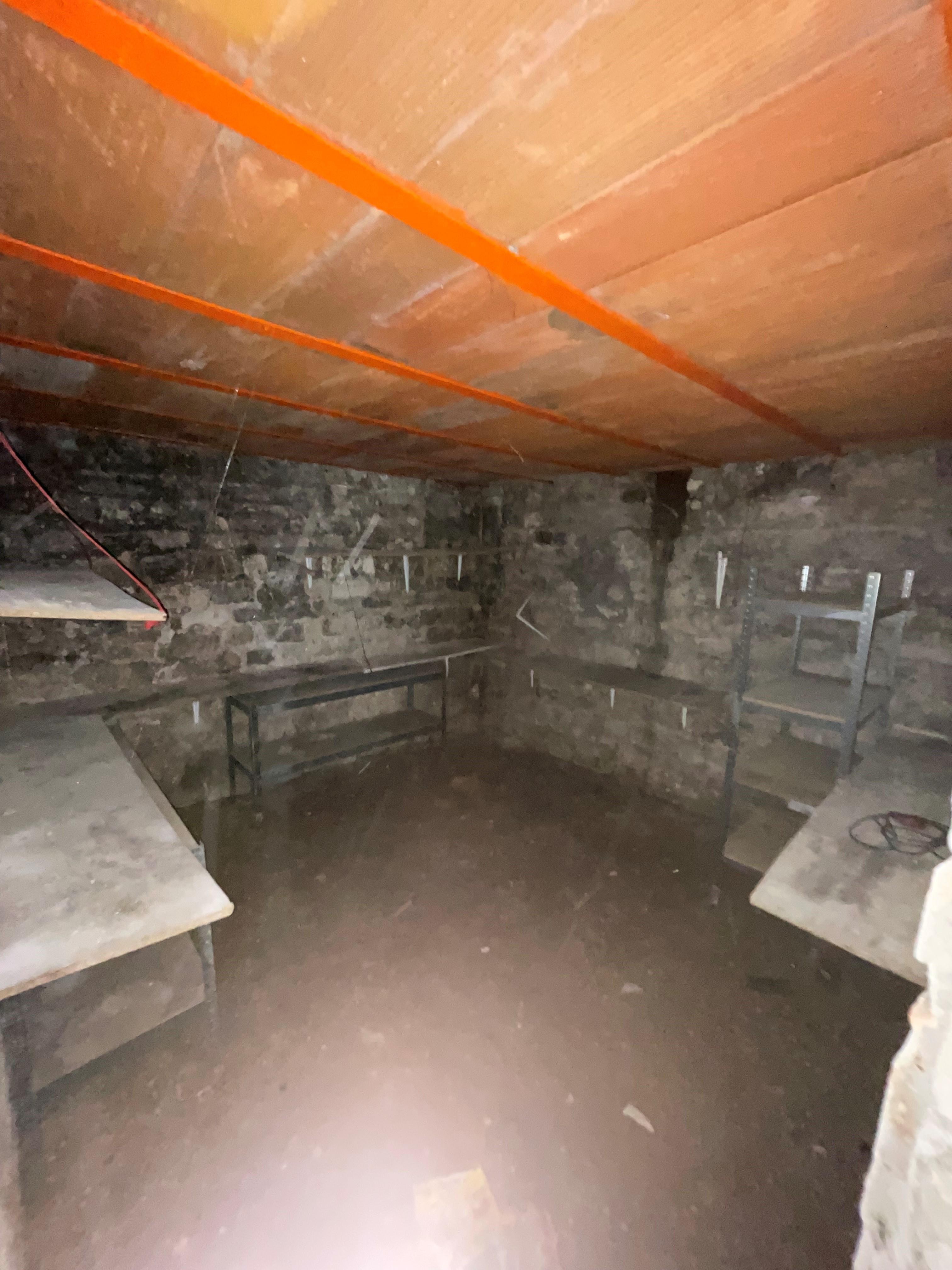 CAVE SAINE SECURISEE - PORTE BLINDEE - 20m2