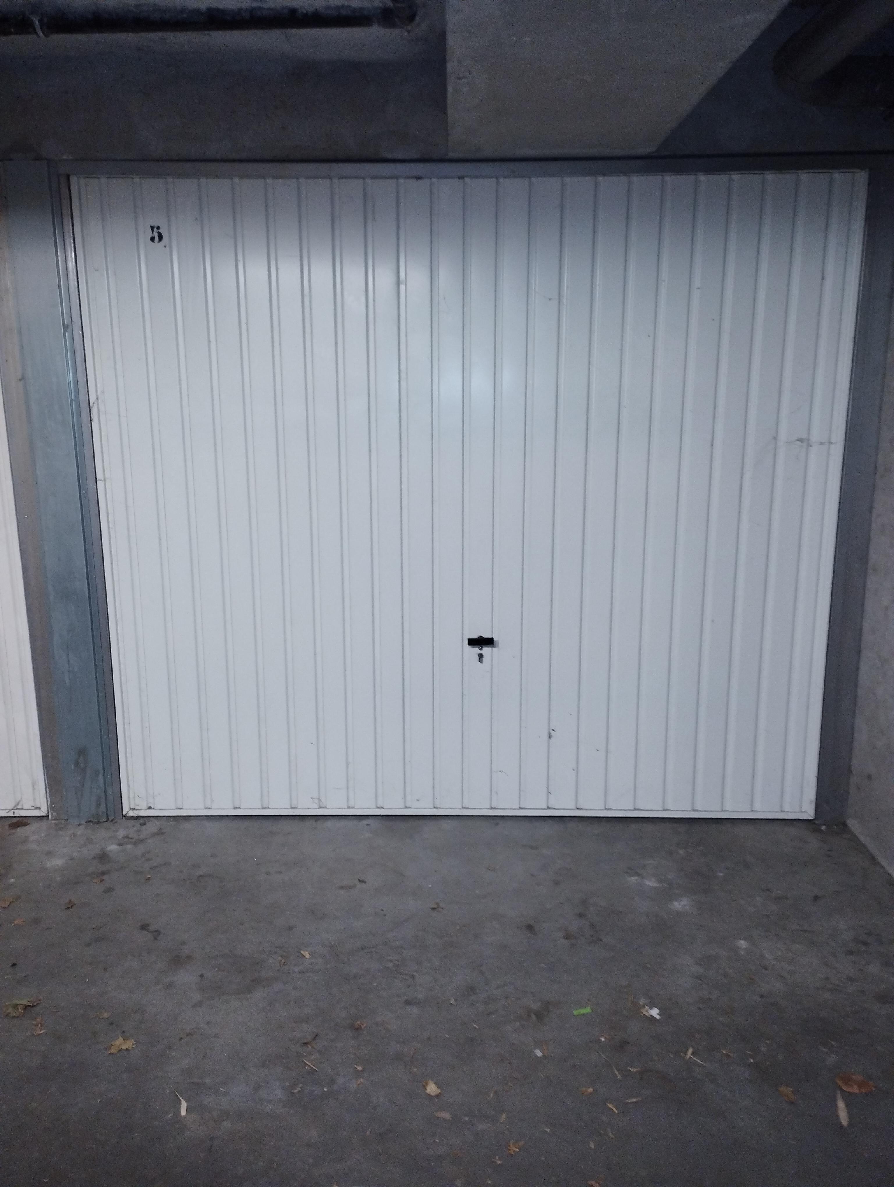 Garage fermé et sécurisé sur Saint-Genis-Laval