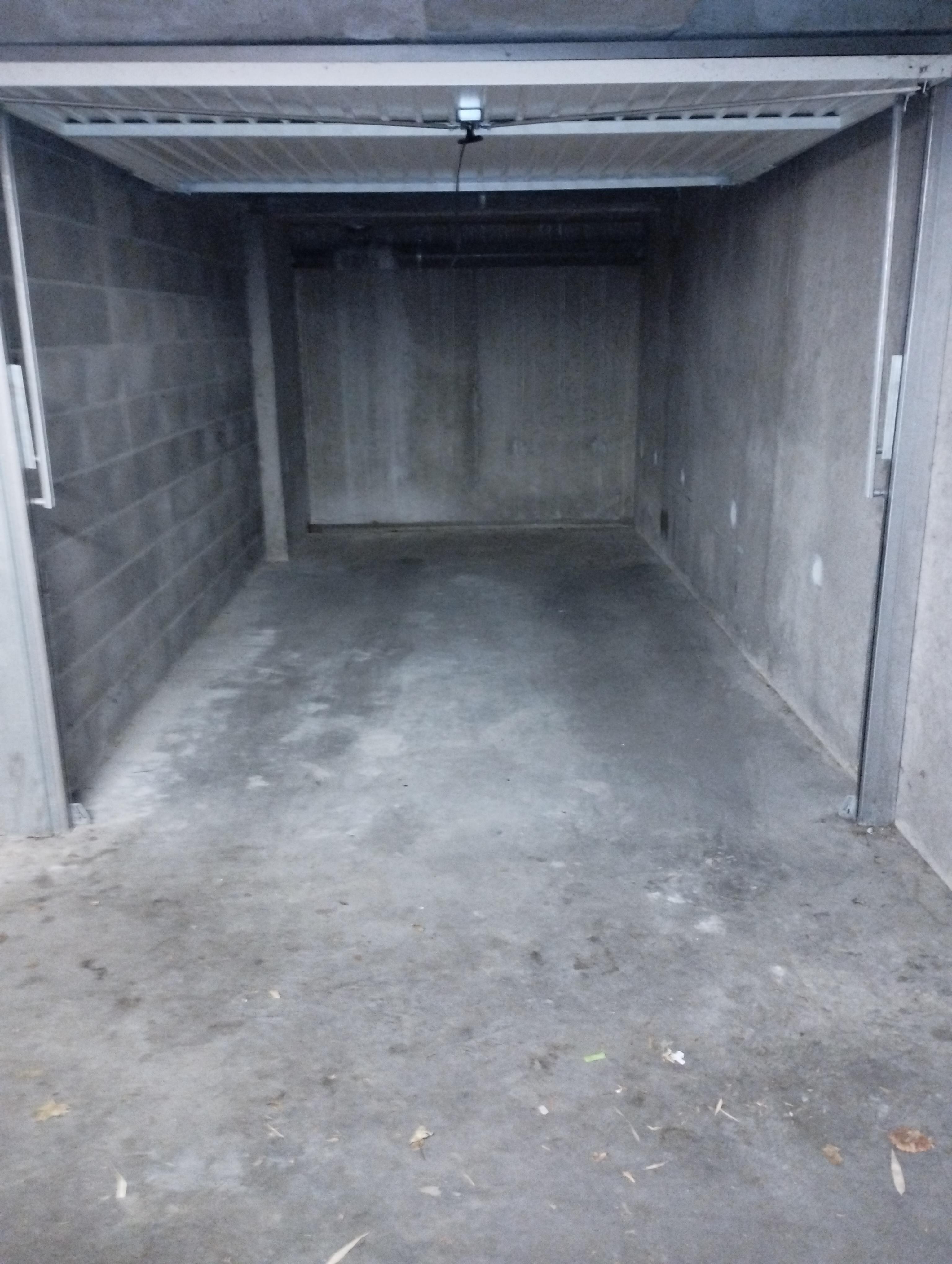 Garage fermé et sécurisé sur Saint-Genis-Laval