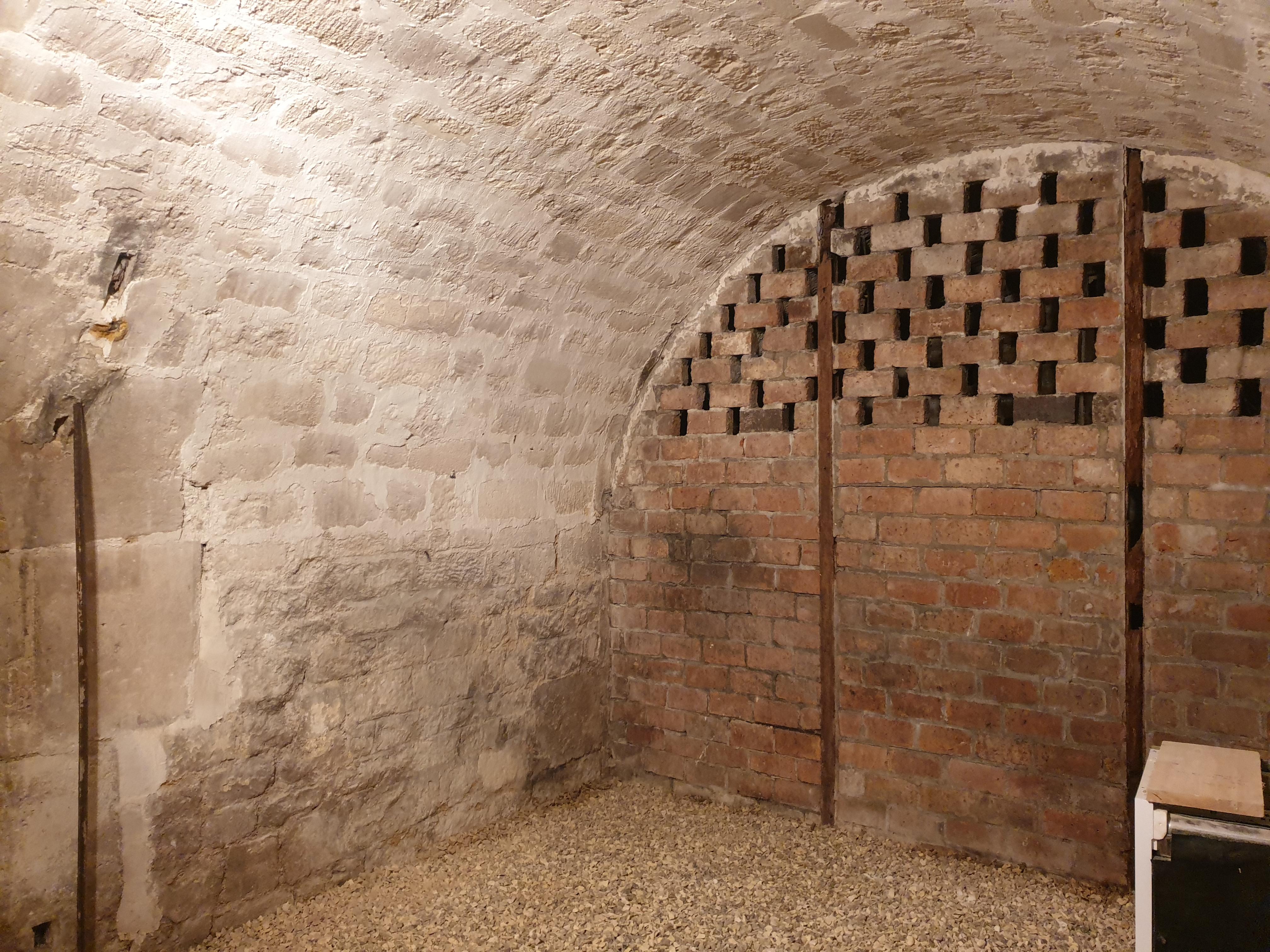 Cave en pierres de 9m2 en très bon