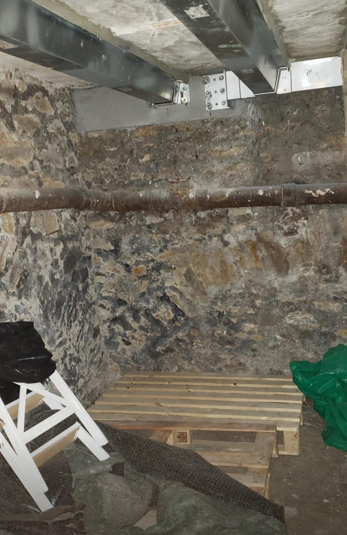 3 caves dans un bâtiment collé à la