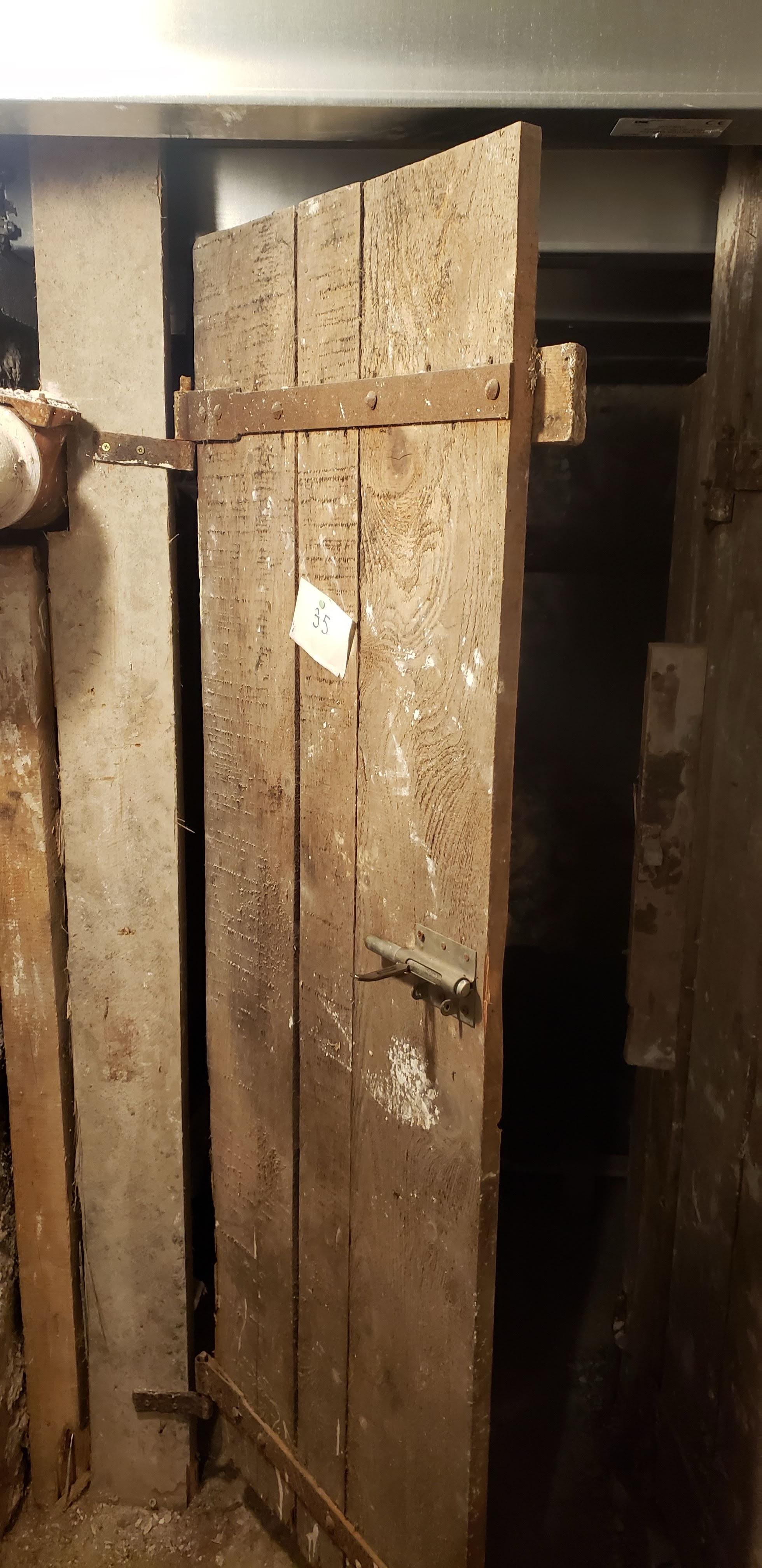 3 caves dans un bâtiment collé à la