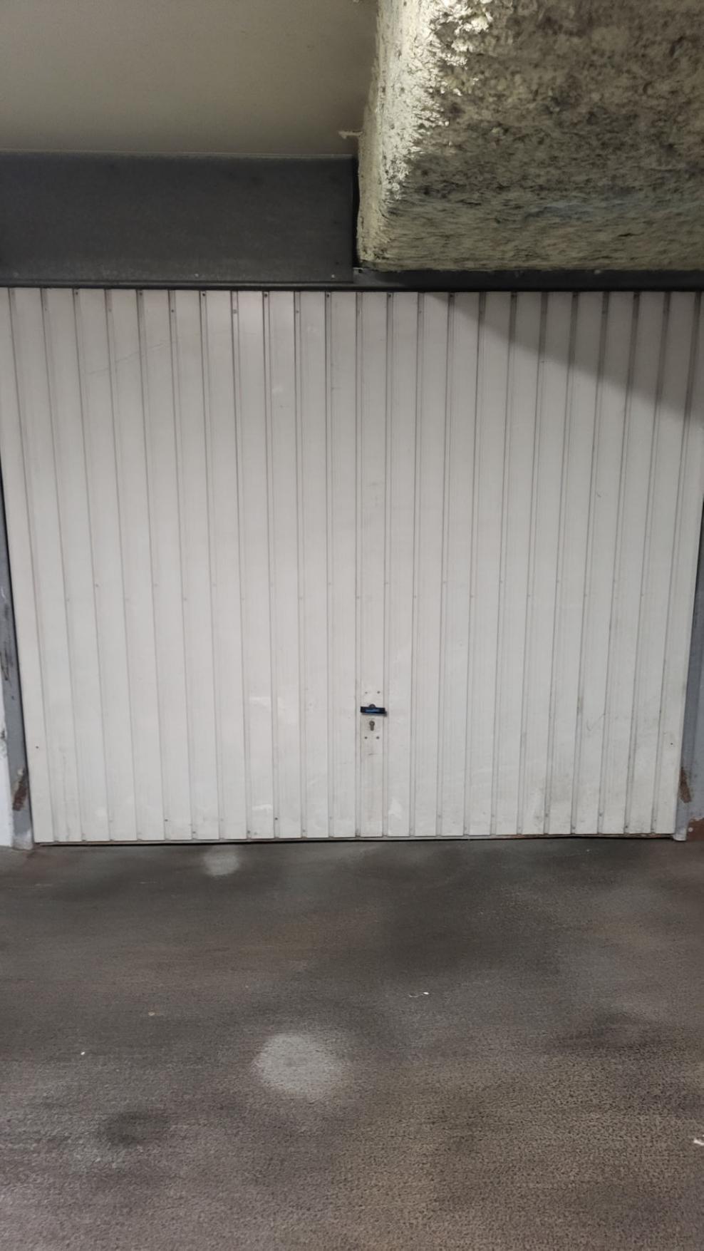 Garage à louer : stockage / stationnement