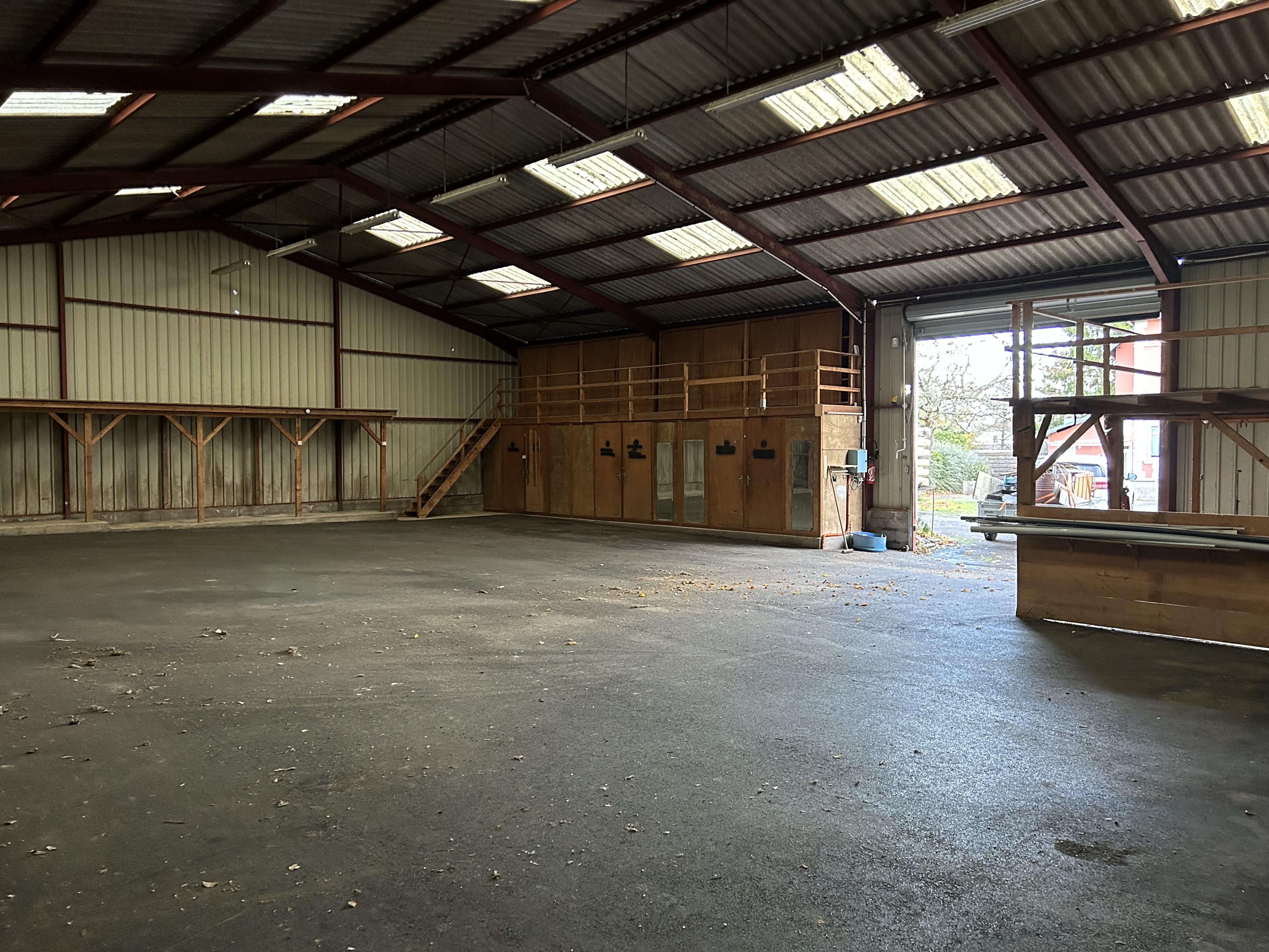 Grand garage entrepôt surface 320 m2