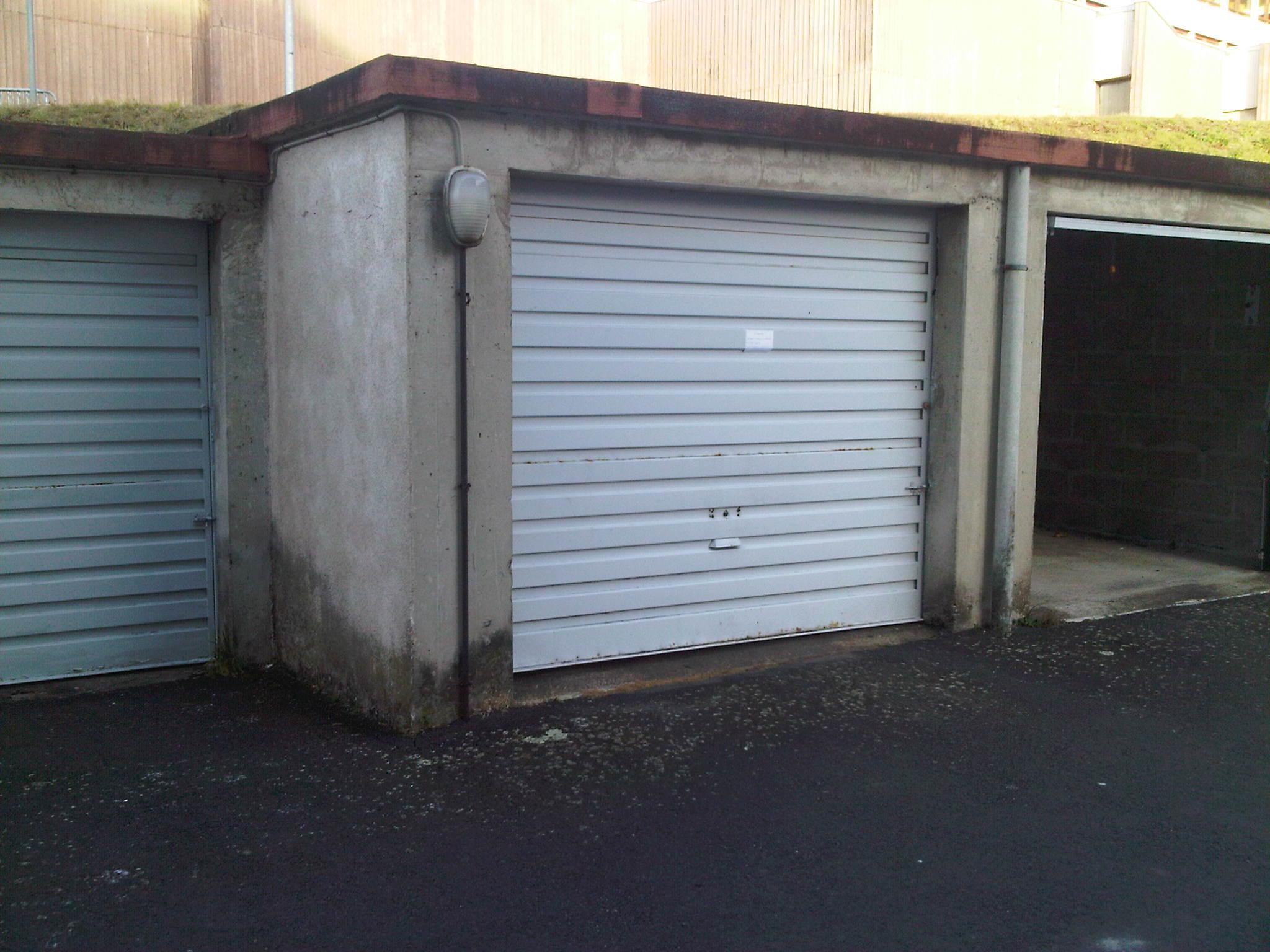 Garage avec accés sur cour - quartier Roche
