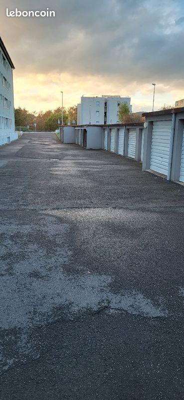 Garage avec accés sur cour - quartier Roche